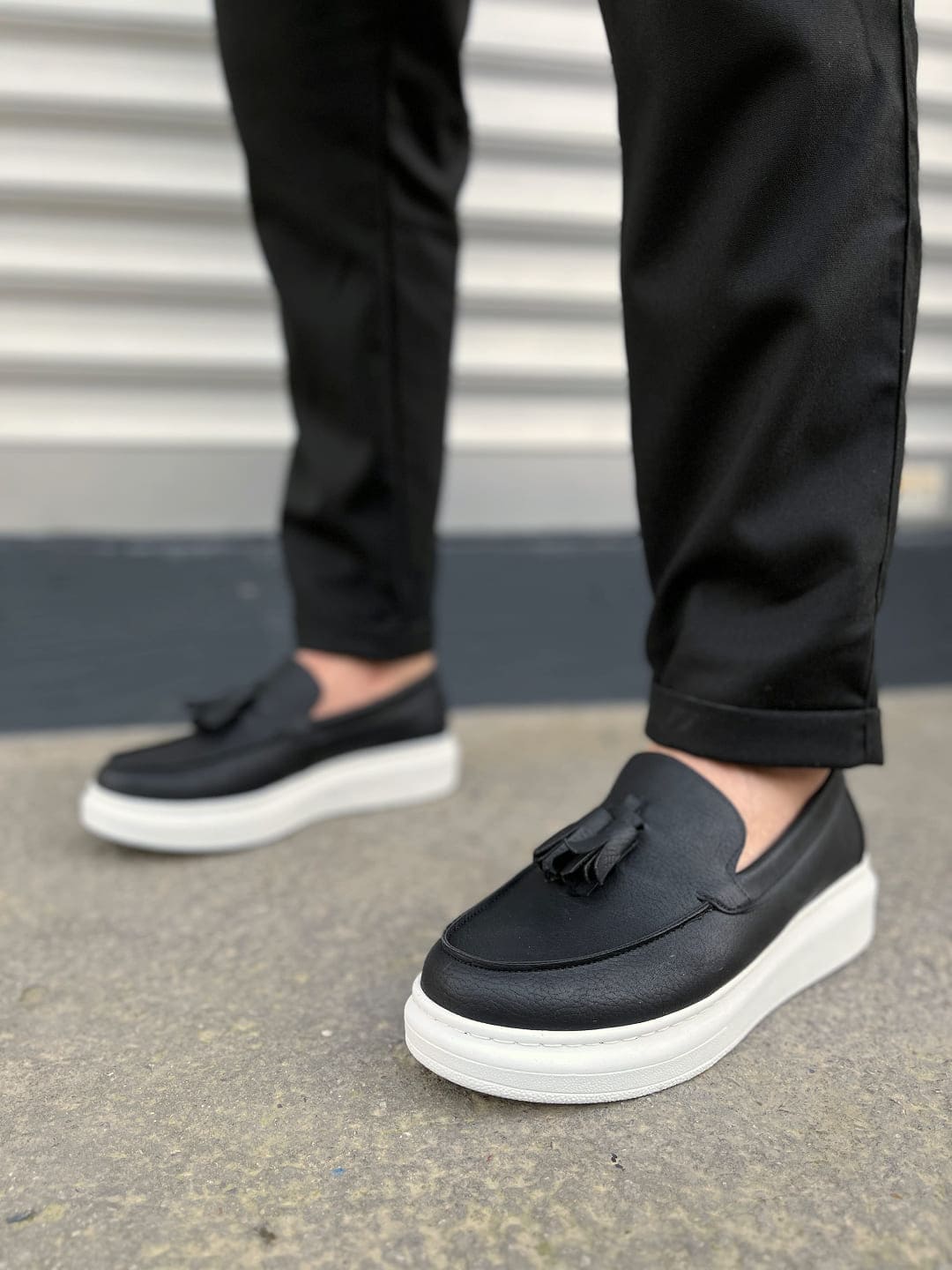 JY154 Blaze Bağcıksız Püsküllü Erkek Günlük Klasik Ayakkabı - Vegan Deri Siyah Beyaz