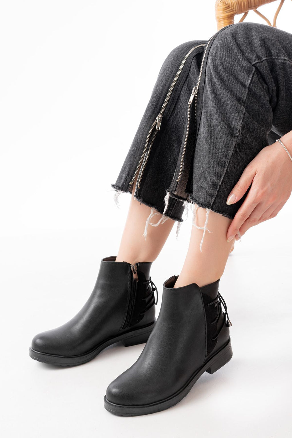 ZRİN165-209 Premium Siyah Arka Bağcıklı Fermuarlı Günlük Kadın Bot