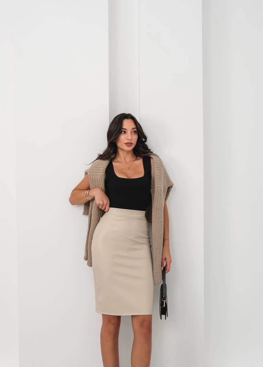 Arkadan Yırtmaçlı Kalem Etek Bej