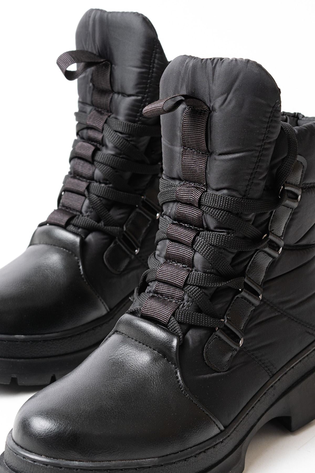 Siyah Bağcıklı Su Geçirmez Kadın Premium Kar Botu