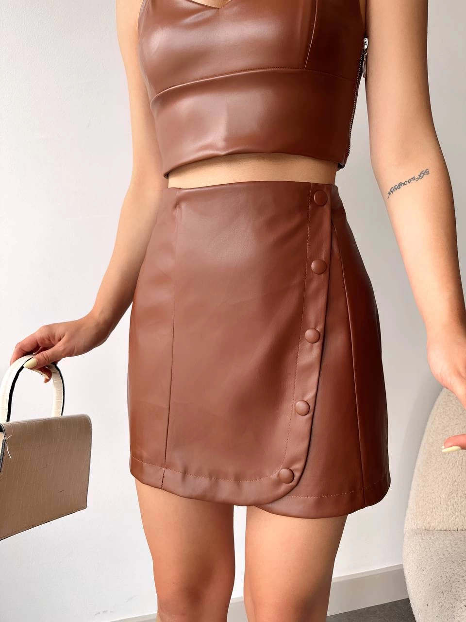 Beş Düğmeli Oval Deri Etek Kahve