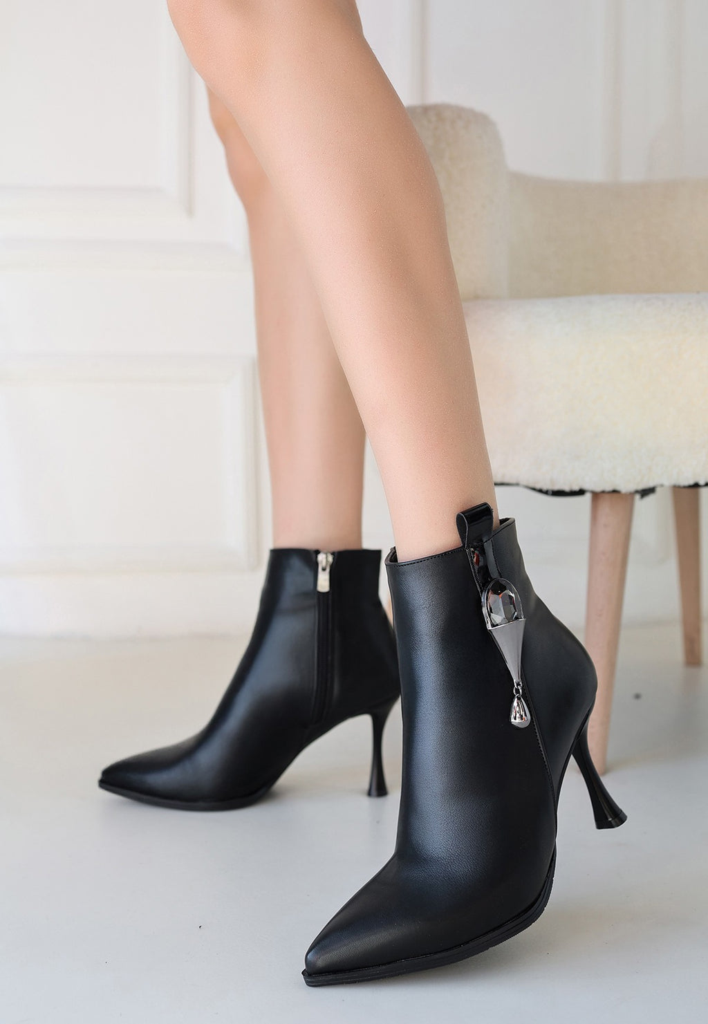 Biort Black Thin Heel Zippered Boots