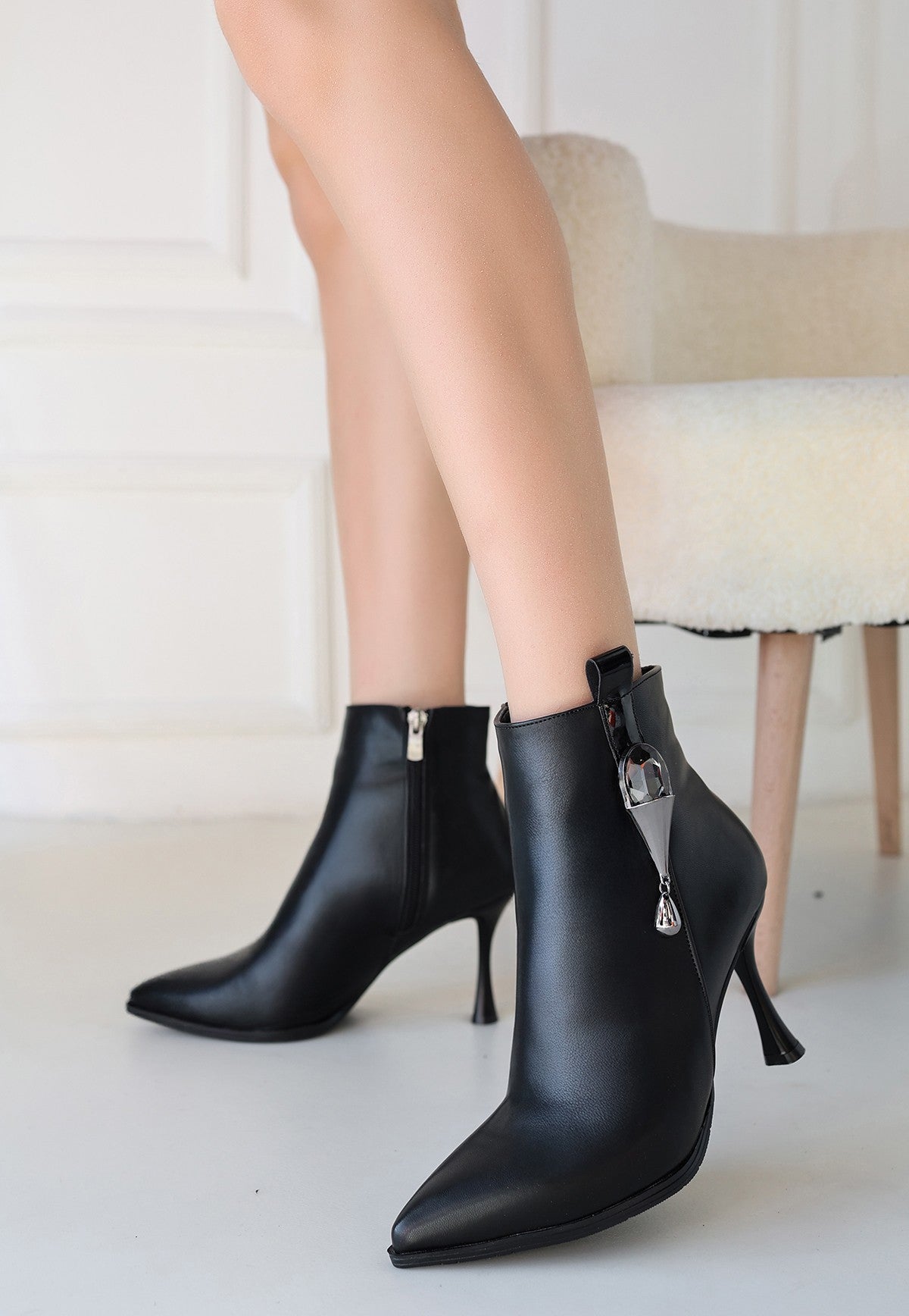 Biort Black Thin Heel Zippered Boots