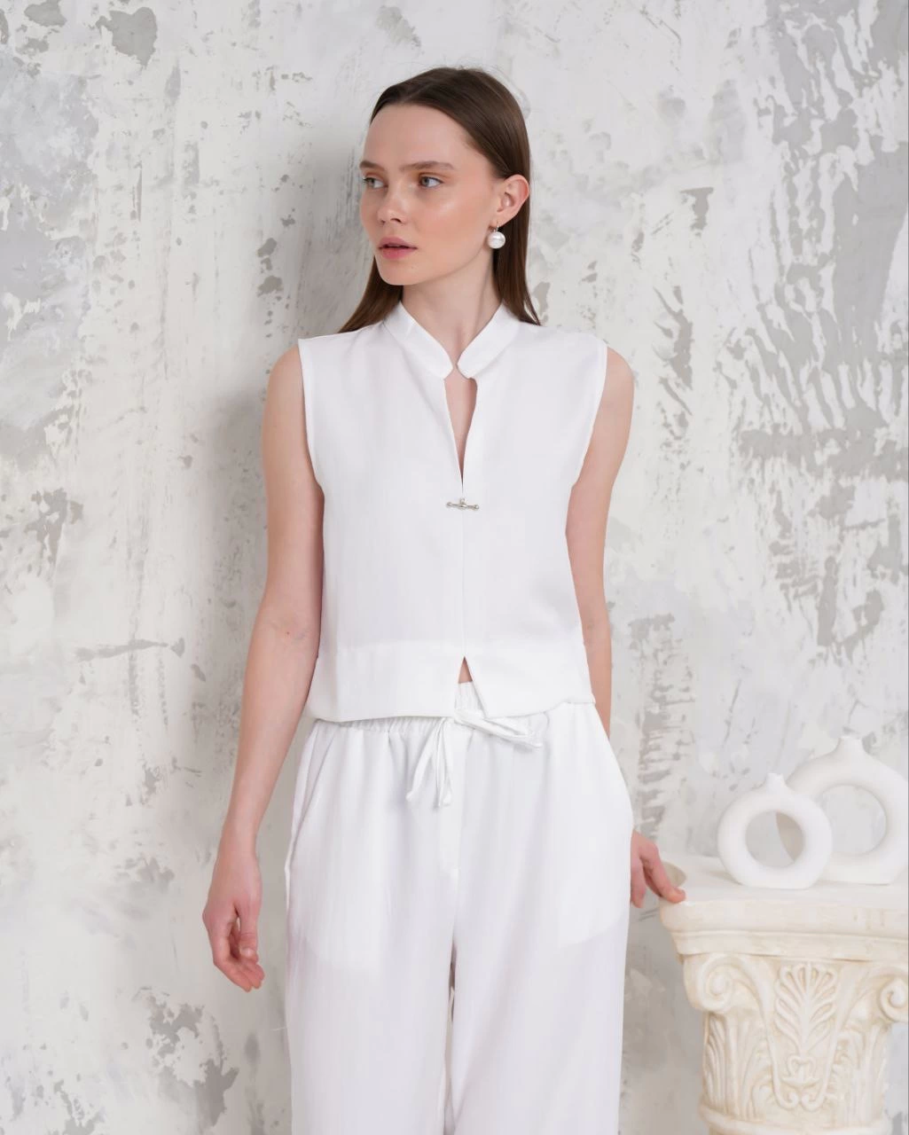 Brooch Vest and Trousers 2-Piece Set White