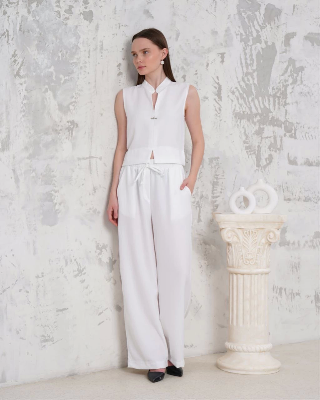 Brooch Vest and Trousers 2-Piece Set White