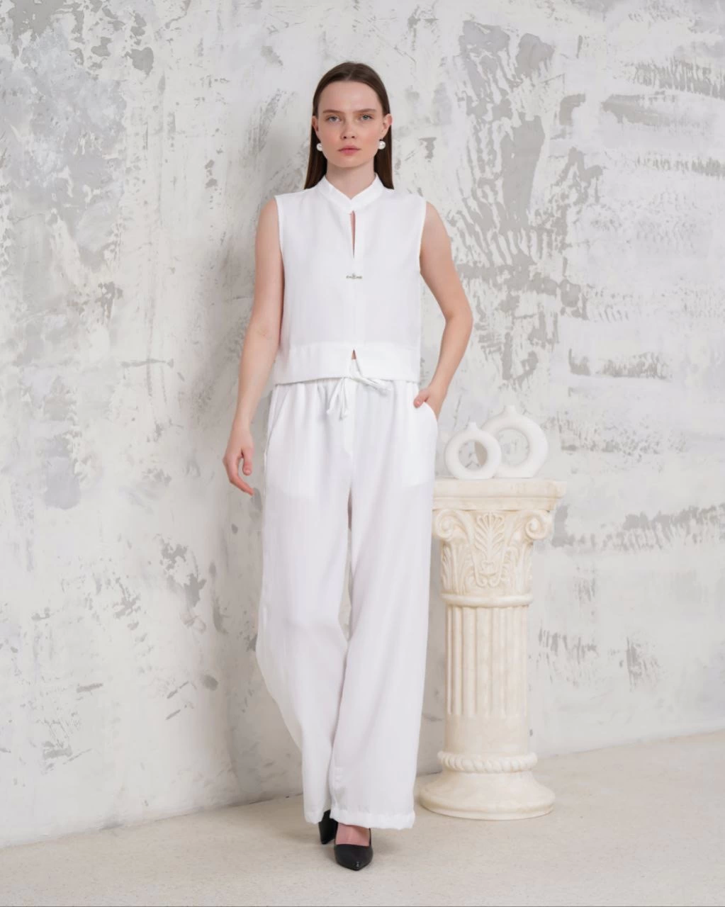 Brooch Vest and Trousers 2-Piece Set White