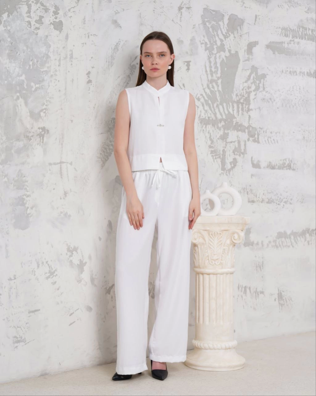 Brooch Vest and Trousers 2-Piece Set White