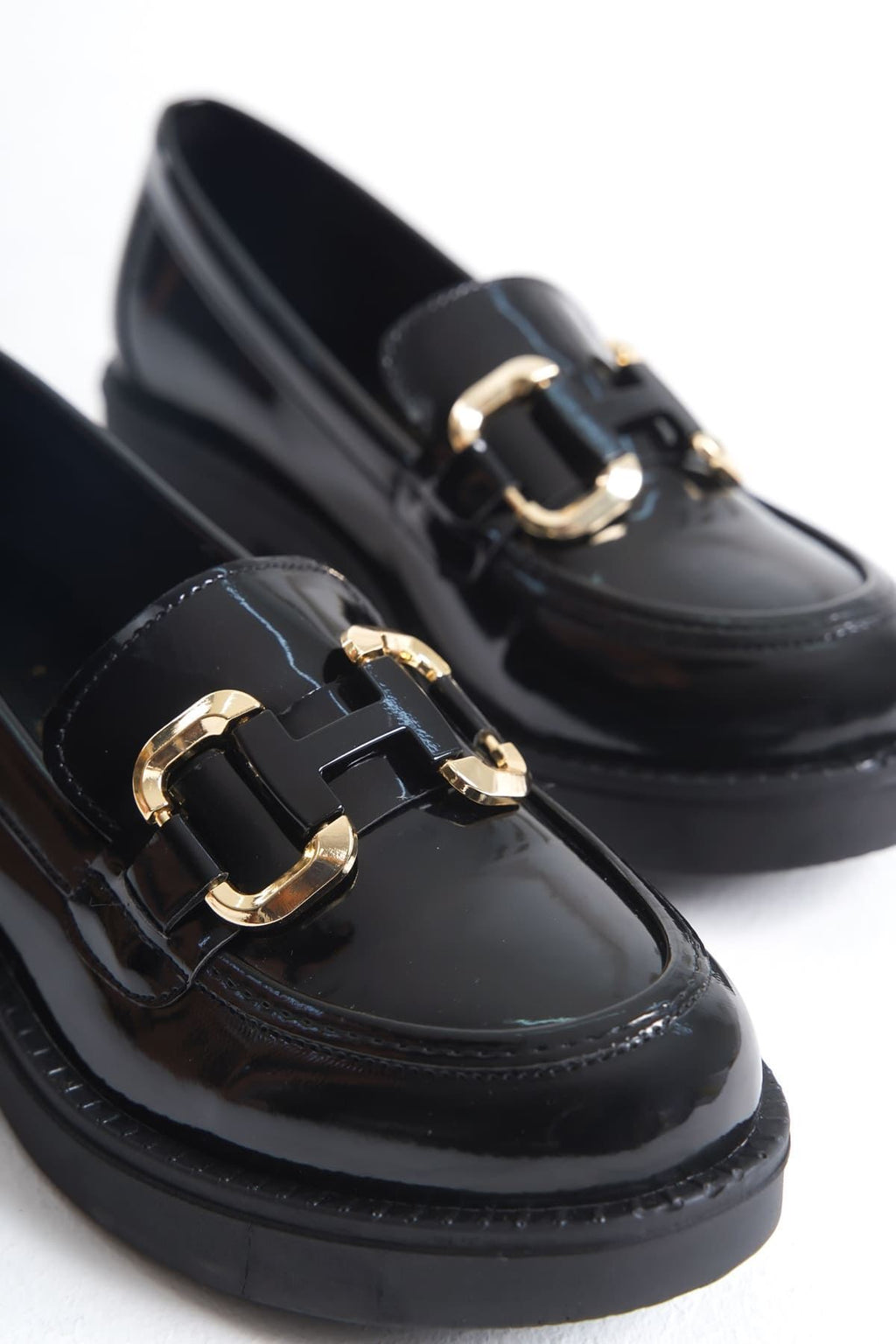 Caro Premium Rugan Siyah Gold Tokalı Kadın Loafer