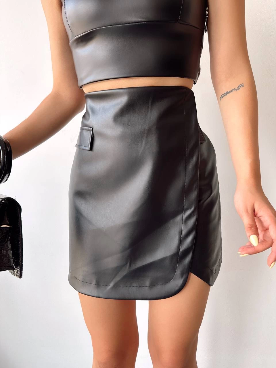 Cep Detaylı Oval Kapaklı Deri Etek Siyah