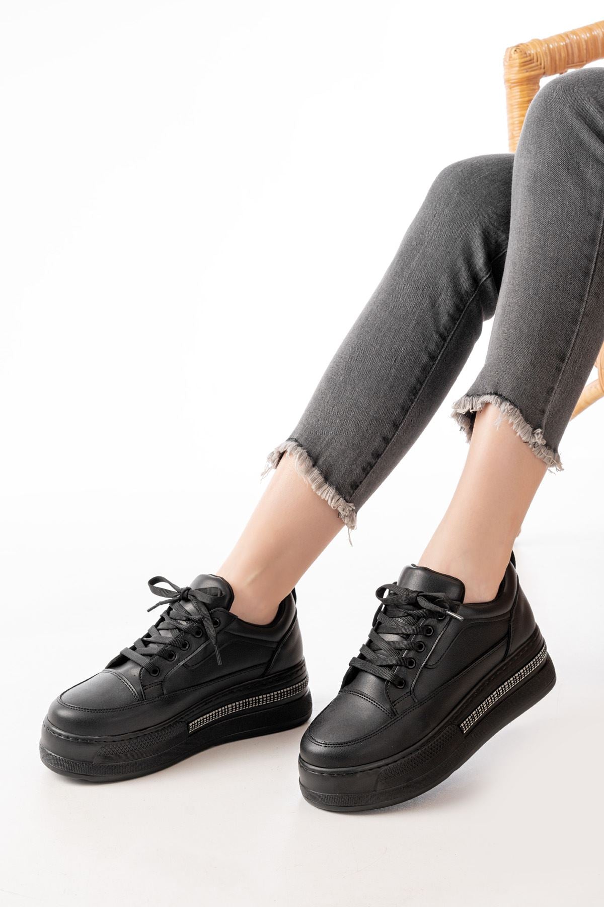 ZRİN-1999 Premium Siyah Bağcıklı Taban Taş Aksesuarlı Kadın Sneaker
