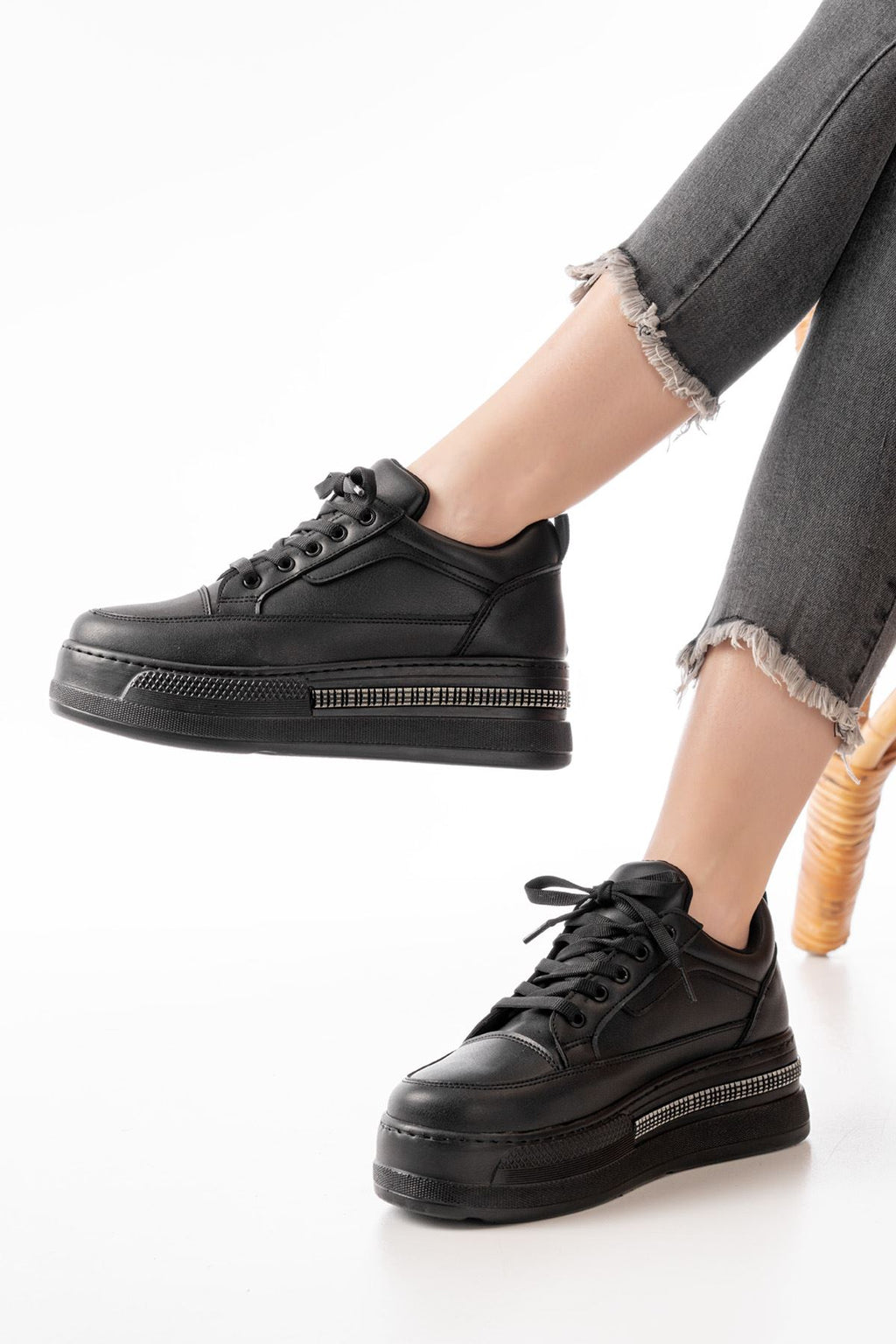 ZRİN-1999 Premium Siyah Bağcıklı Taban Taş Aksesuarlı Kadın Sneaker