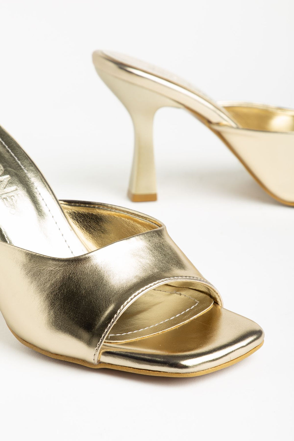 ZRİN-687 Exclusive Gold Rugan Tek Bant Kare Topuklu Terlik 9 cm