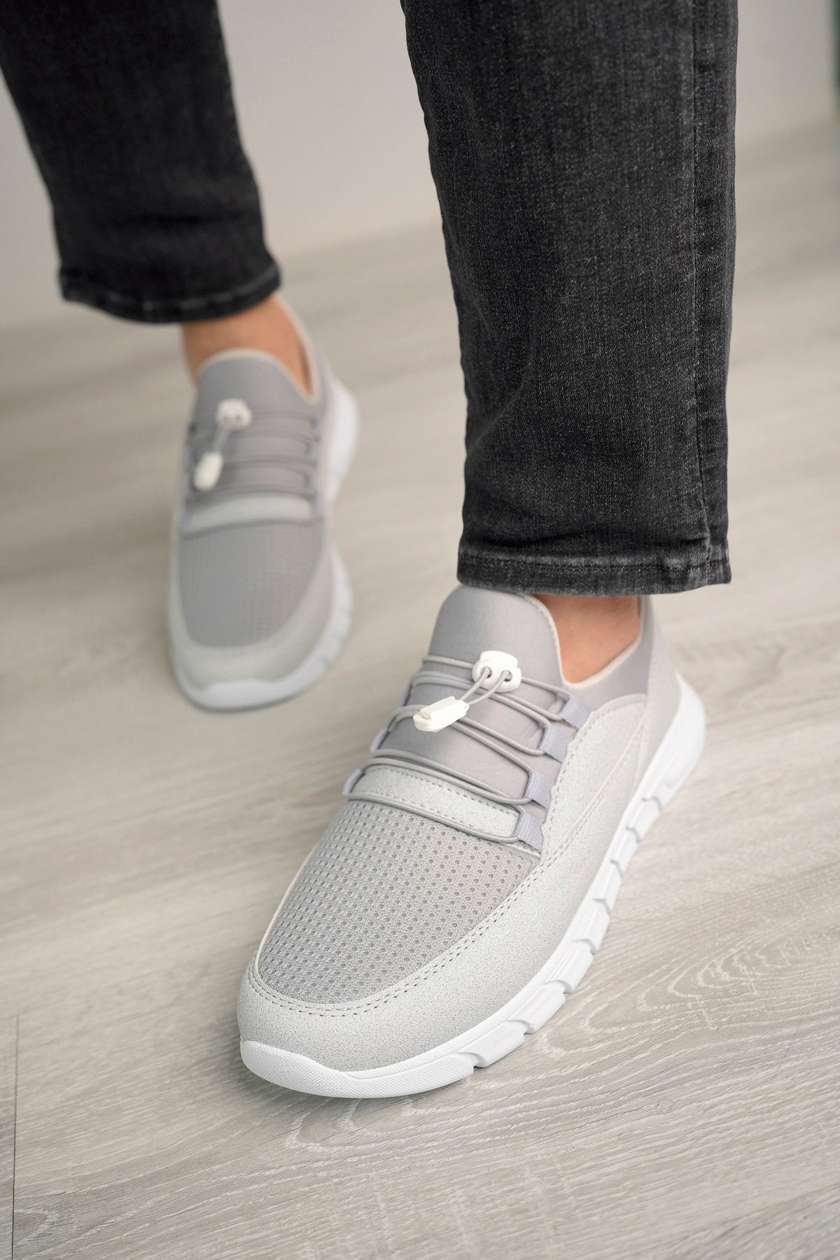 Class Casual Comfortable Laceless Men's Sports and Walking Shoes Ice