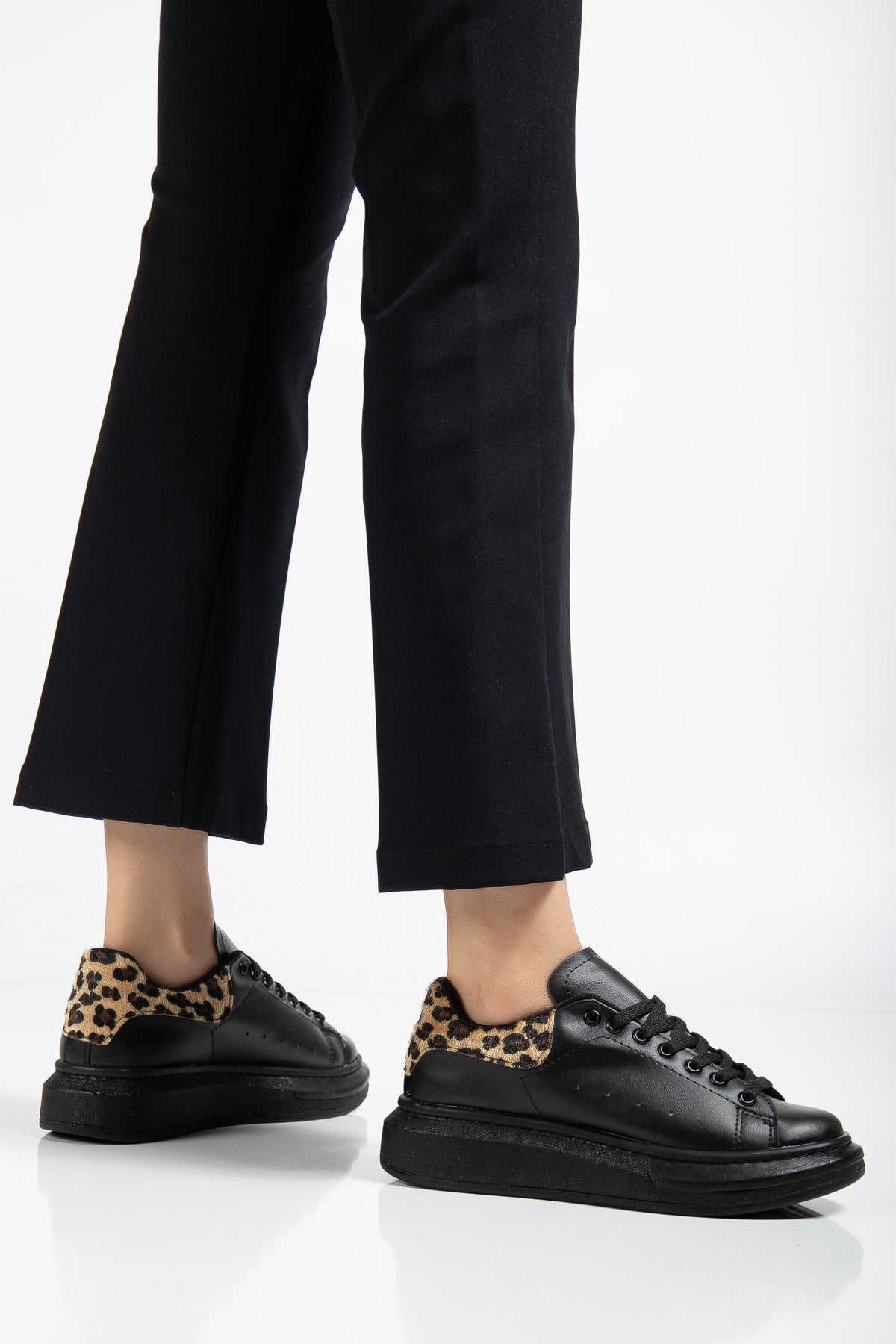 SPECTRA-01 Günlük Bağcıklı Ortopedik Kadın Sneaker Siyah Leopar