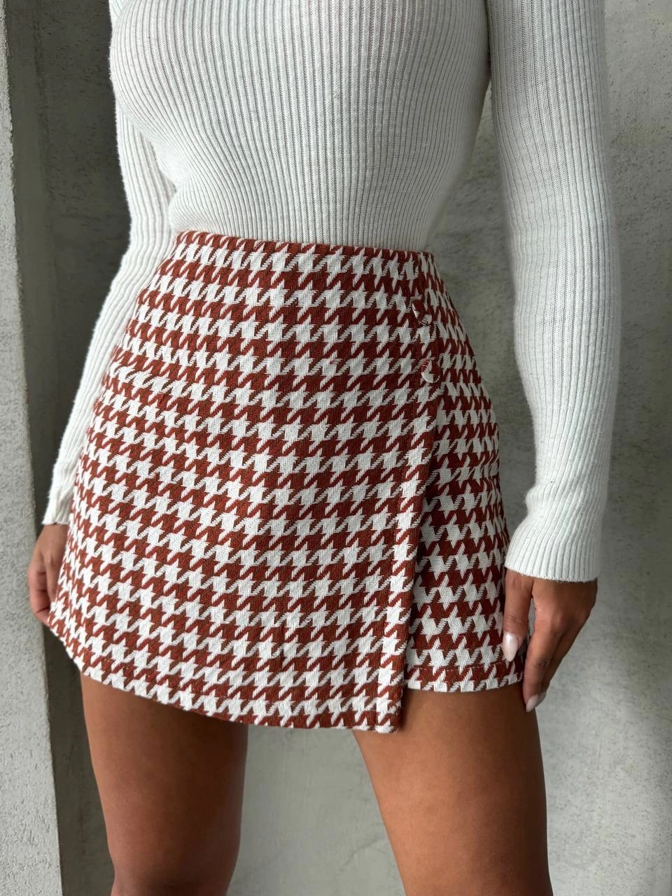 İki Düğmeli Kaz Ayağı Desen Ch Kumaş Şort Etek Bordo Beyaz