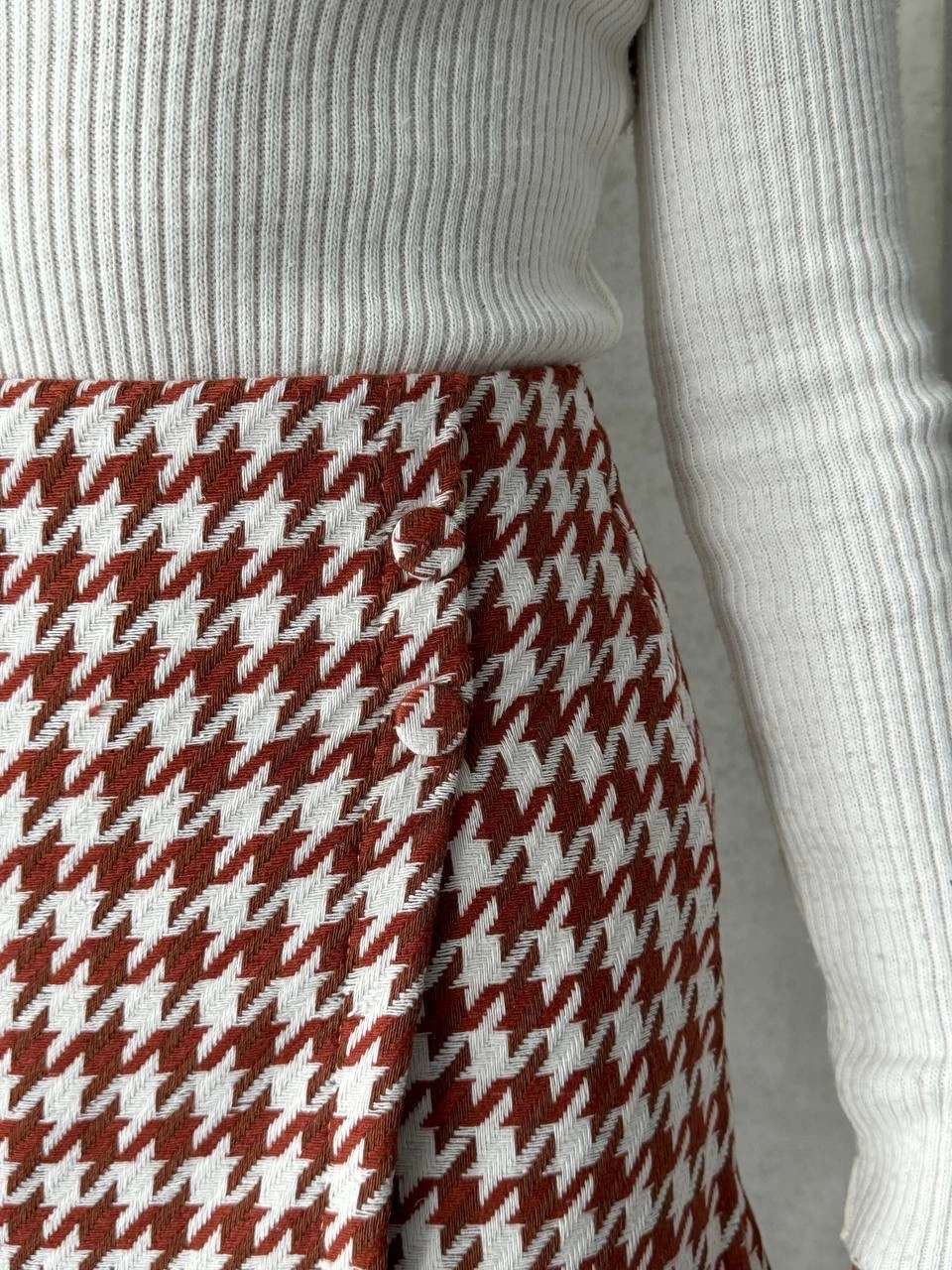 İki Düğmeli Kaz Ayağı Desen Ch Kumaş Şort Etek Bordo Beyaz