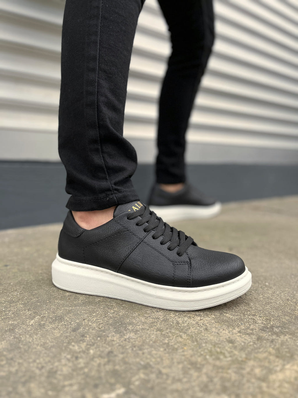 JY151 Boost Lace-Up Men's Casual Sneakers - Black White
