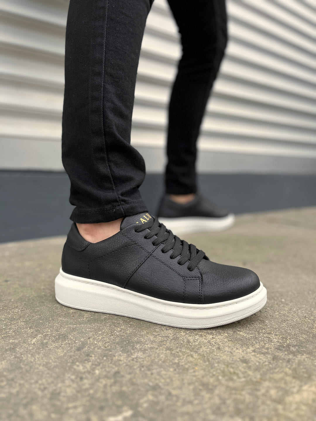 JY151 Boost Lace-Up Men's Casual Sneakers - Black White