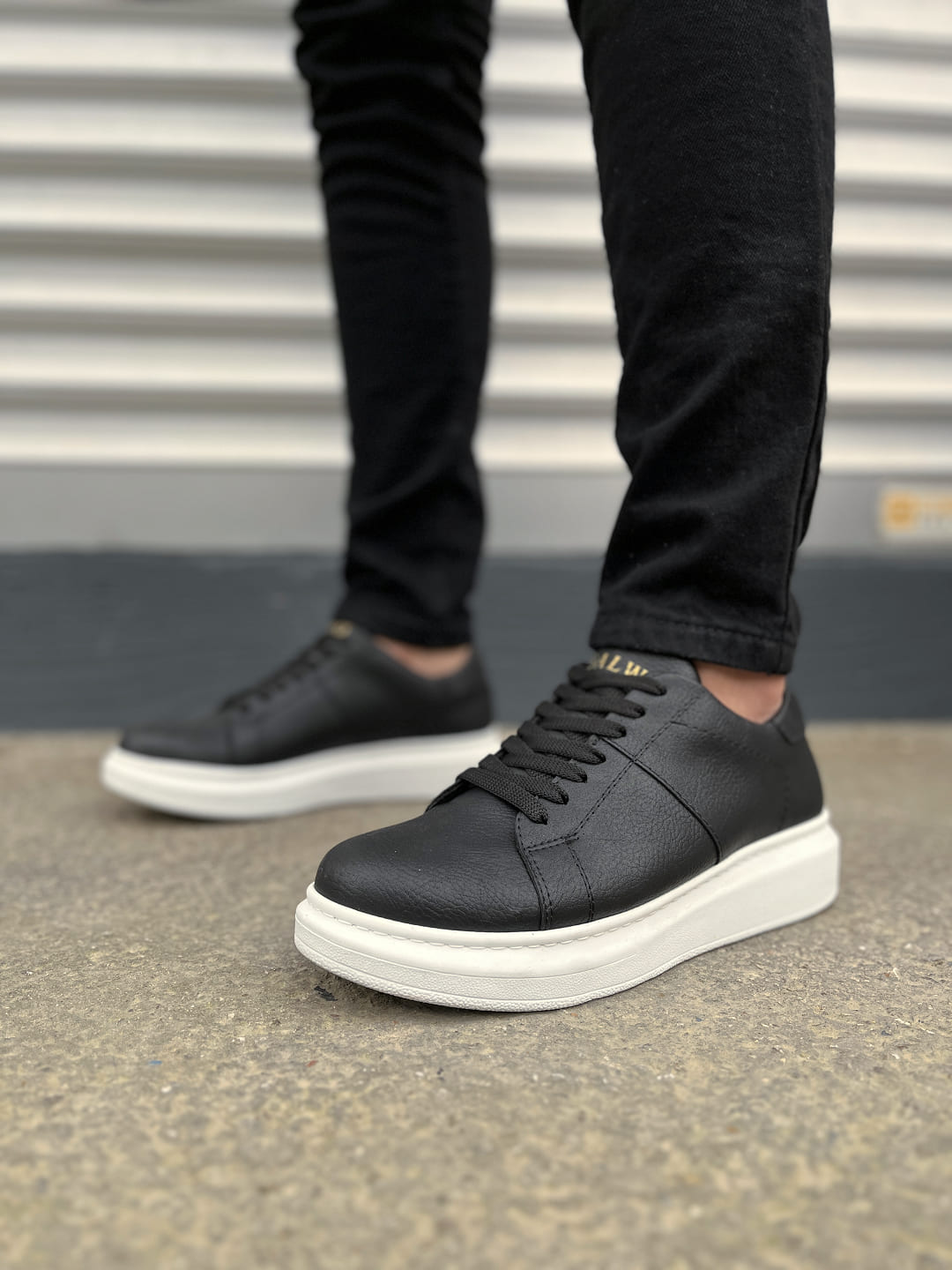 JY151 Boost Lace-Up Men's Casual Sneakers - Black White