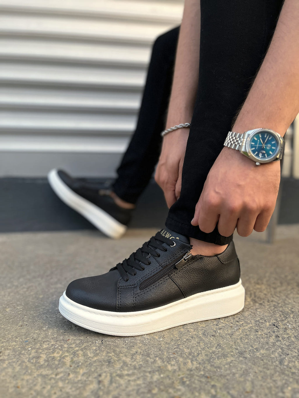 JY155 Warrior Lace-up and Zippered Men's Casual Sneakers - Black and White