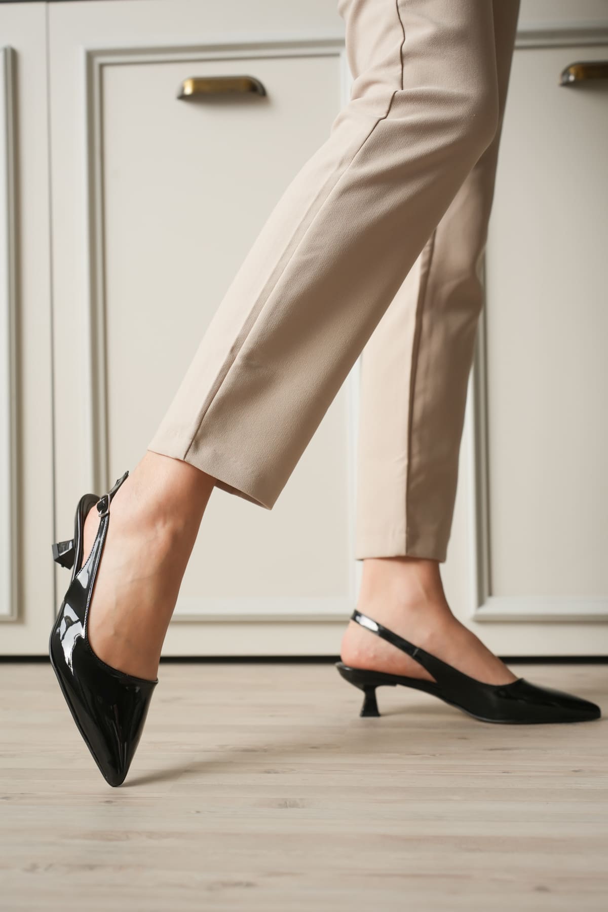 Weimar Premium Siyah Rugan Sivri Burun Slingback Kısa Topuklu Ayakkabı