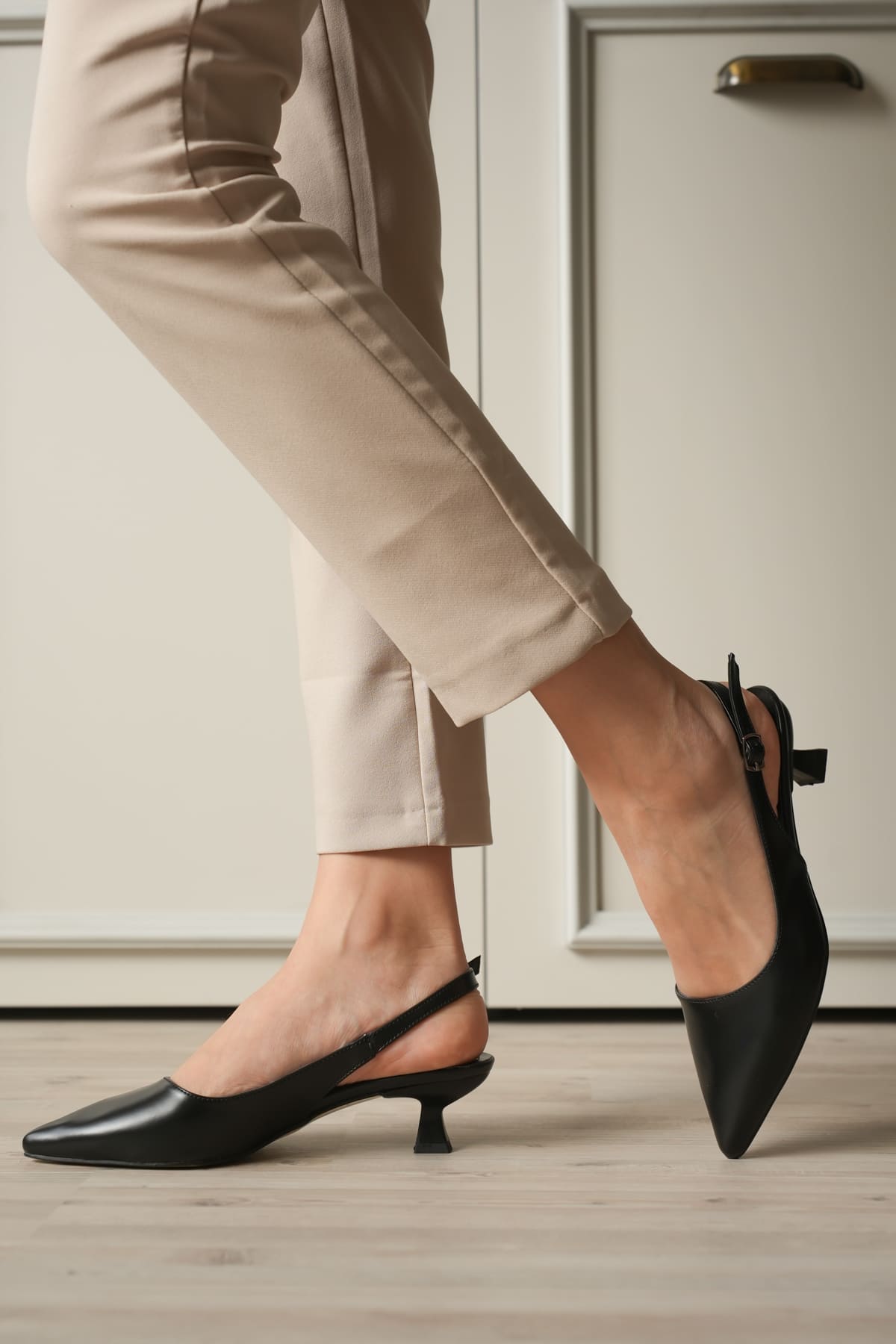 Weimar Premium Siyah Sivri Burun Slingback Kısa Topuklu Ayakkabı