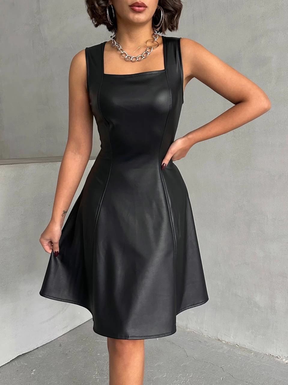 Kare yaka deri elbise siyah