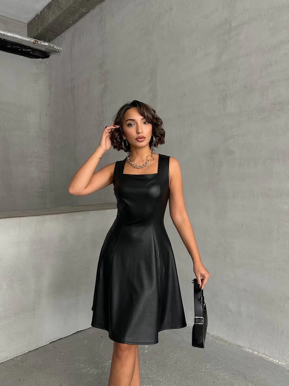 Kare yaka deri elbise siyah