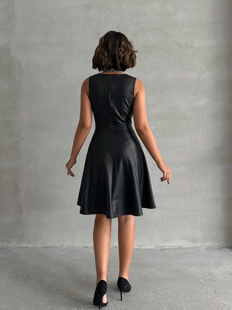 Kare yaka deri elbise siyah