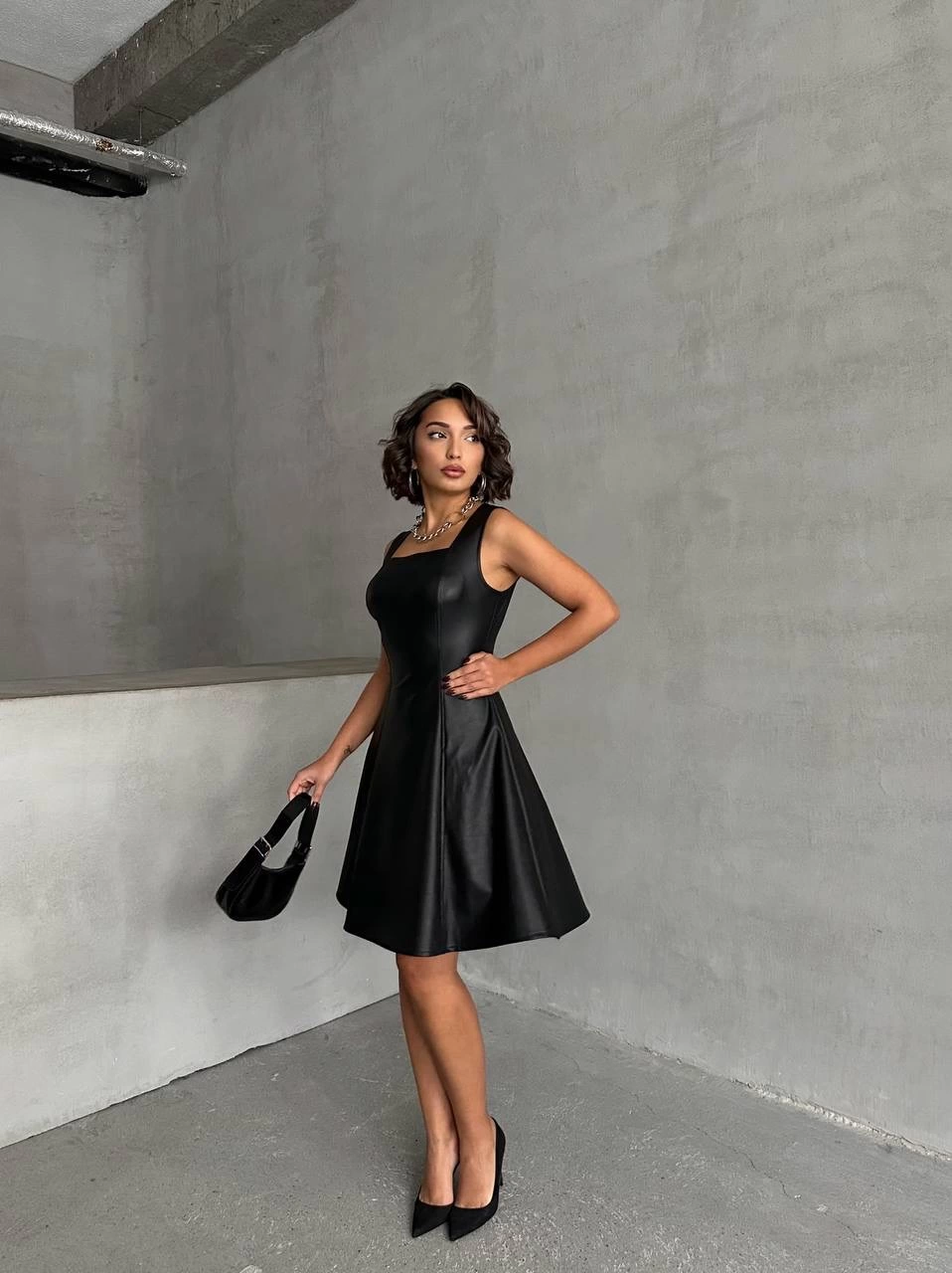 Kare yaka deri elbise siyah