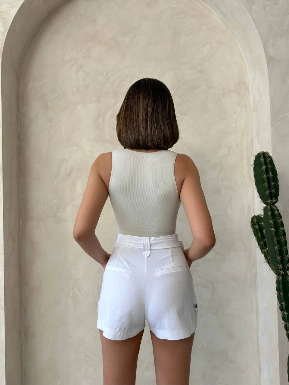 Kemer Detaylı Gabardin Şort Beyaz
