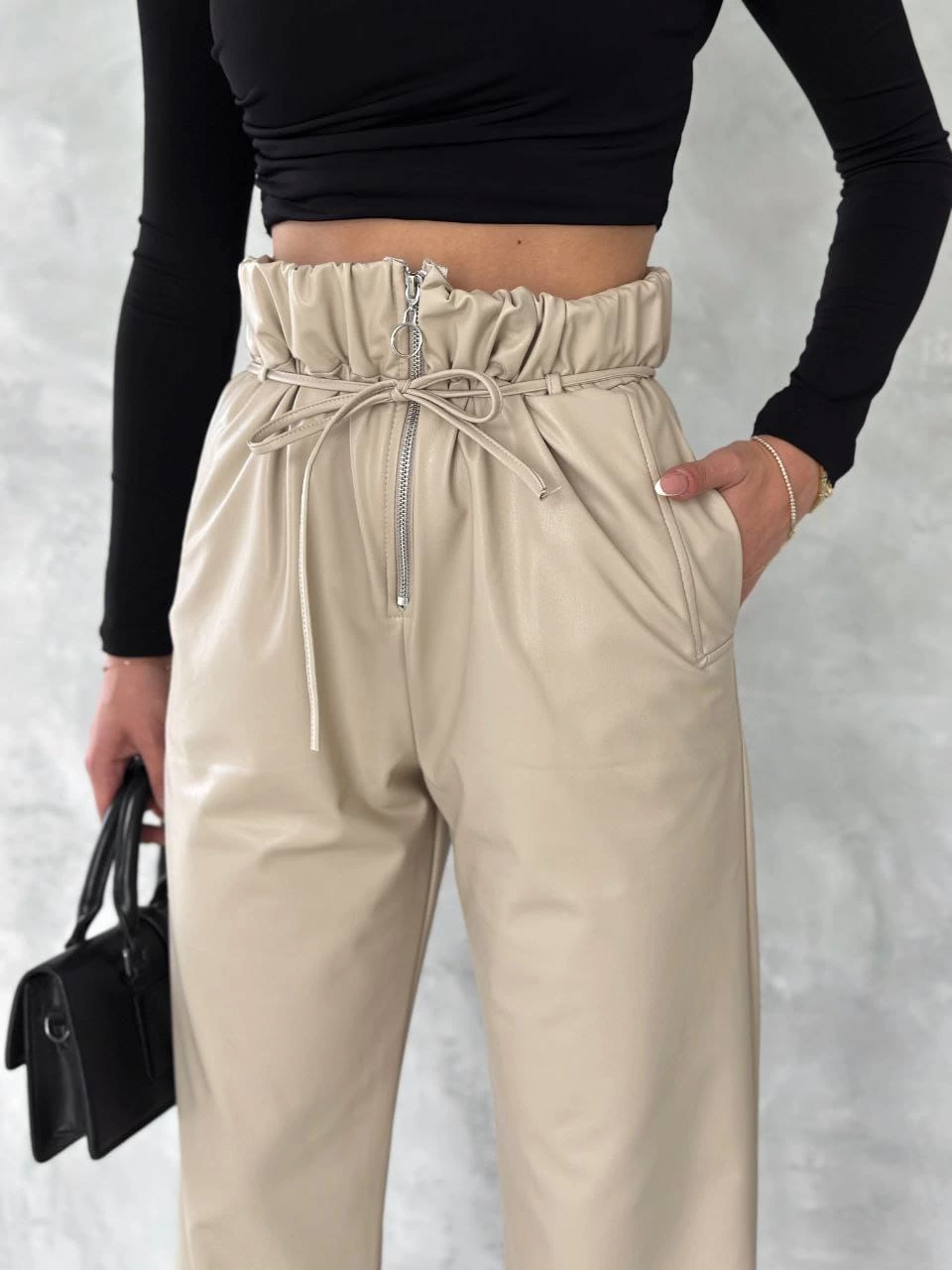 Kendinden İnce Kemerli Deri Pantolon Bej