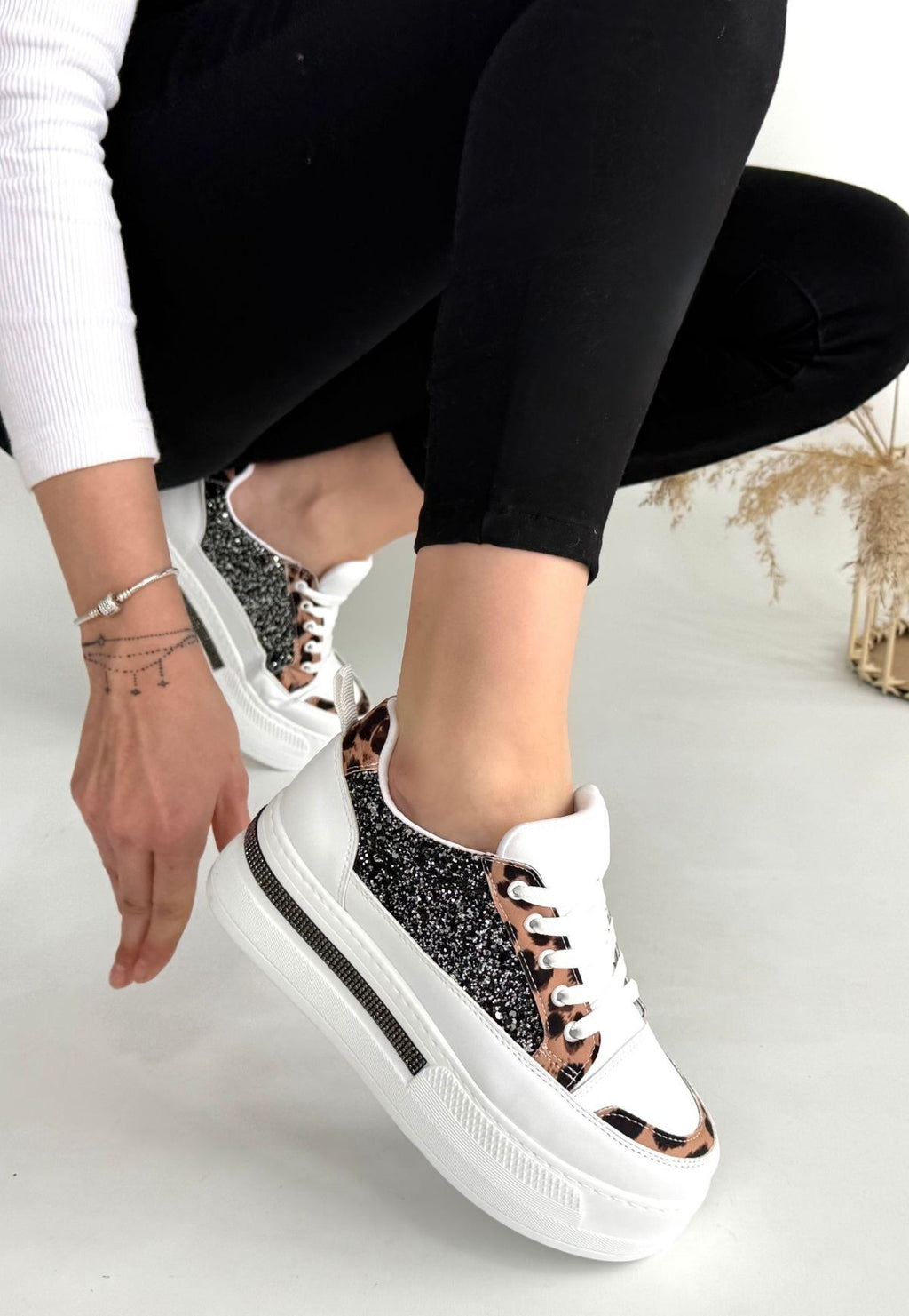 Lawin Premium Beyaz Siyah Simli Bağcıklı Kalın Taban Spor Ayakkabı