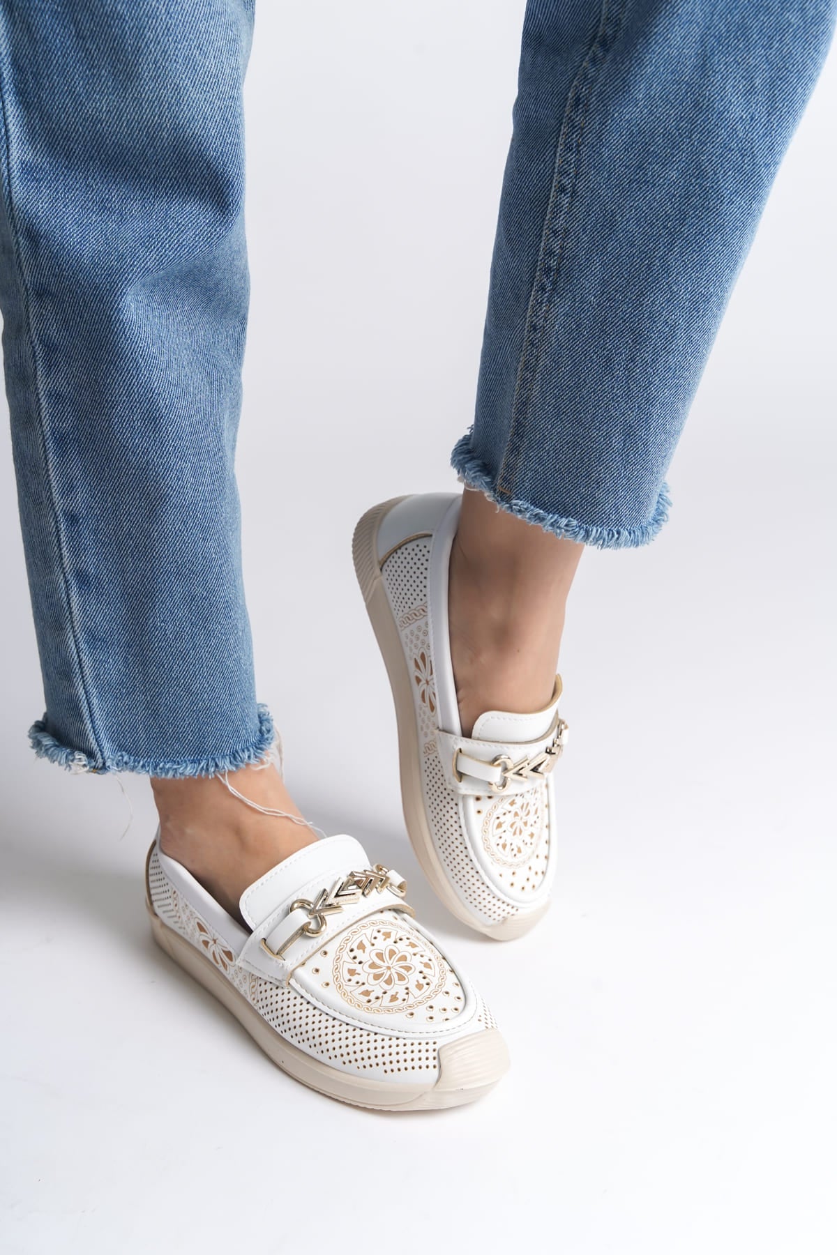 SoftWalk Bağcıksız Ortopedik Rahat Kadın Babet Ayakkabı - Çiçek Desen Beyaz