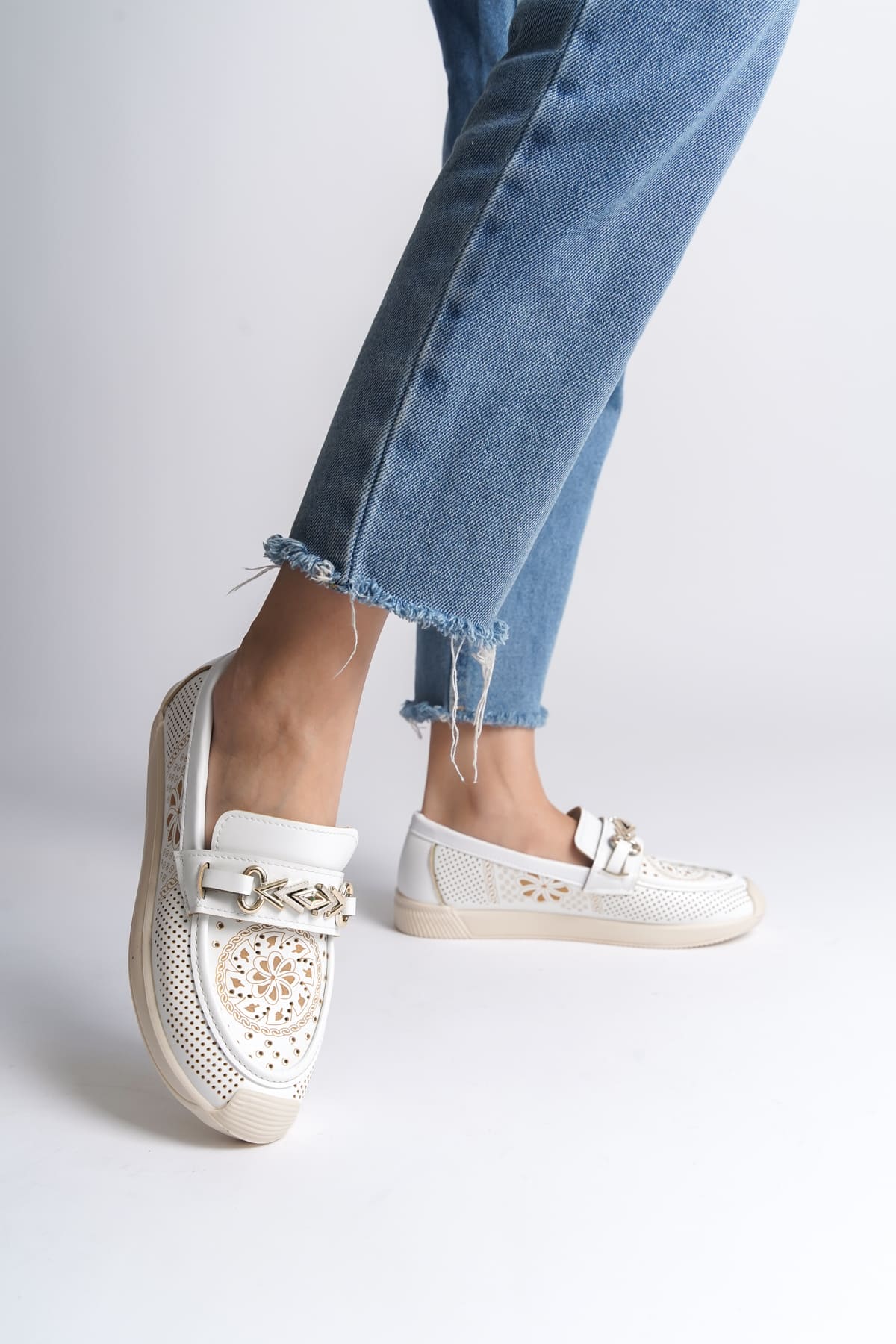 SoftWalk Bağcıksız Ortopedik Rahat Kadın Babet Ayakkabı - Çiçek Desen Beyaz