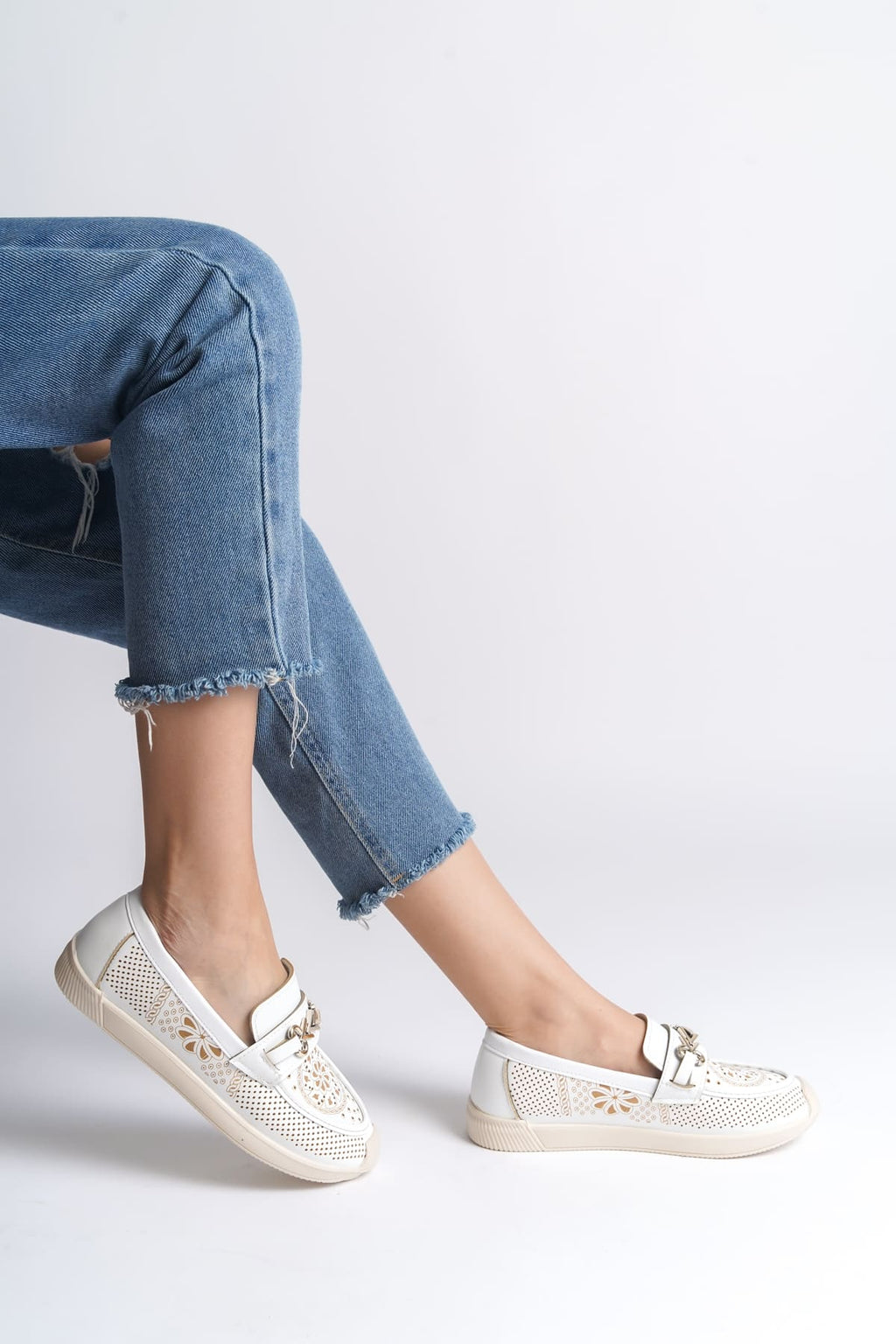 SoftWalk Bağcıksız Ortopedik Rahat Kadın Babet Ayakkabı - Çiçek Desen Beyaz