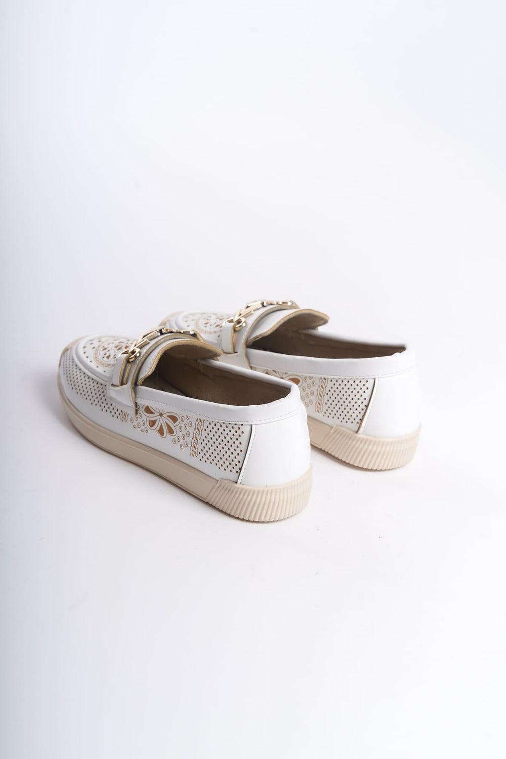 SoftWalk Bağcıksız Ortopedik Rahat Kadın Babet Ayakkabı - Çiçek Desen Beyaz