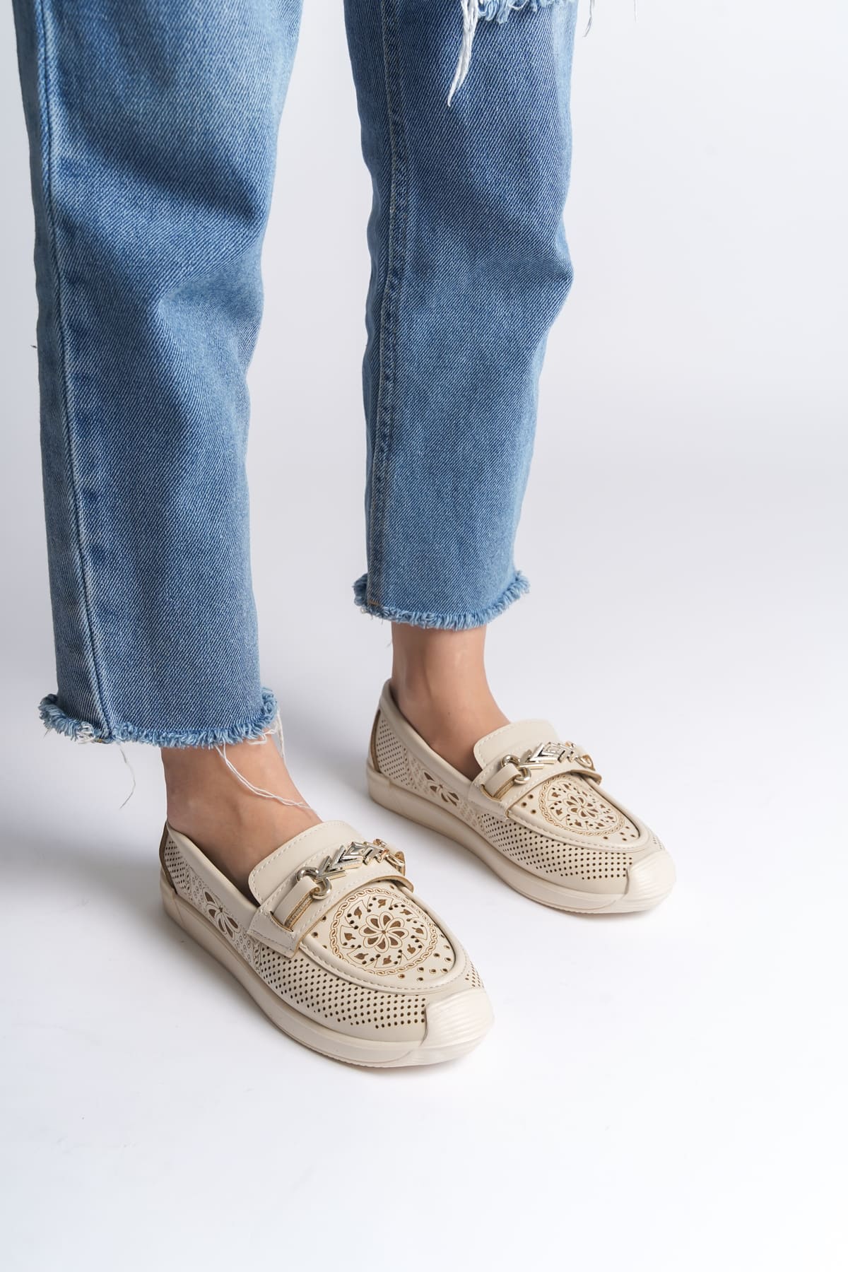 SoftWalk Bağcıksız Ortopedik Rahat Kadın Babet Ayakkabı - Çiçek Desen Krem