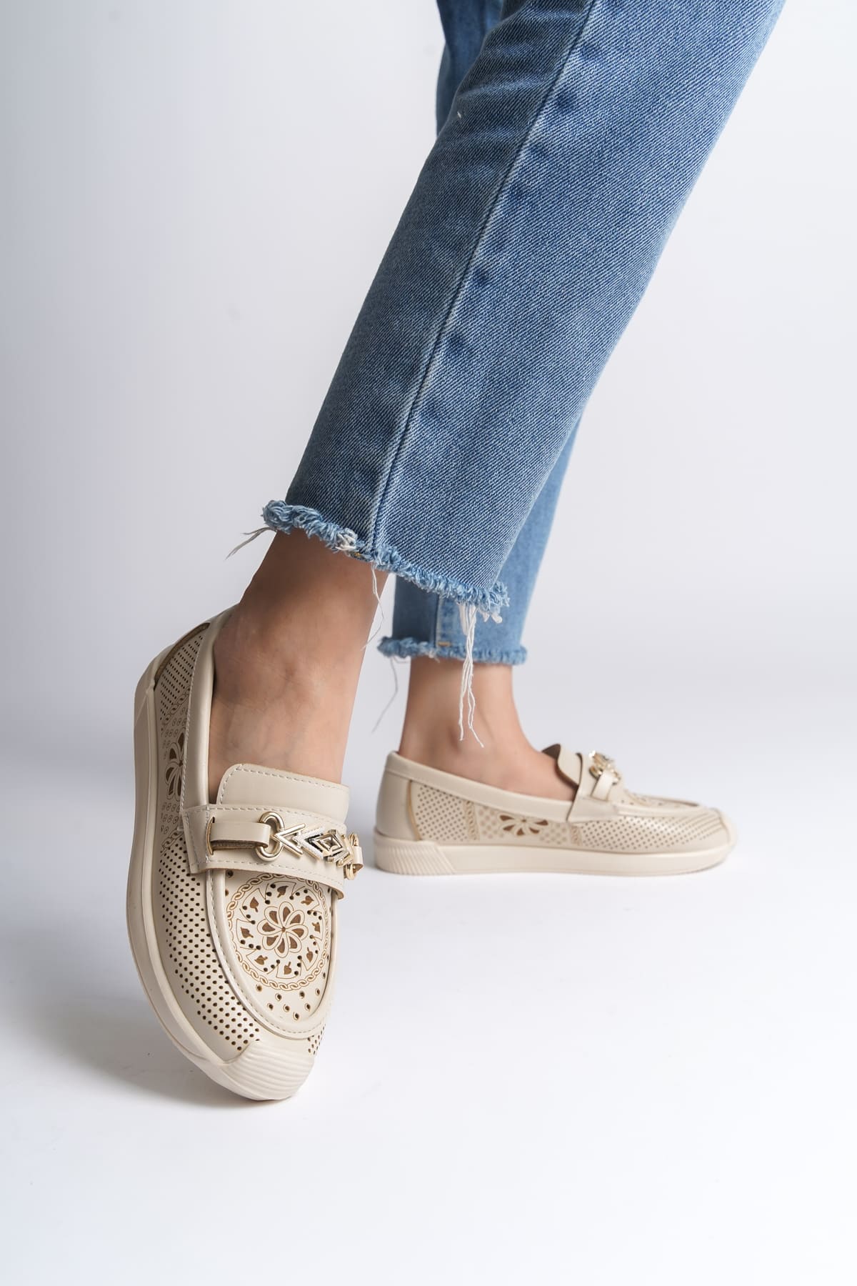 SoftWalk Bağcıksız Ortopedik Rahat Kadın Babet Ayakkabı - Çiçek Desen Krem