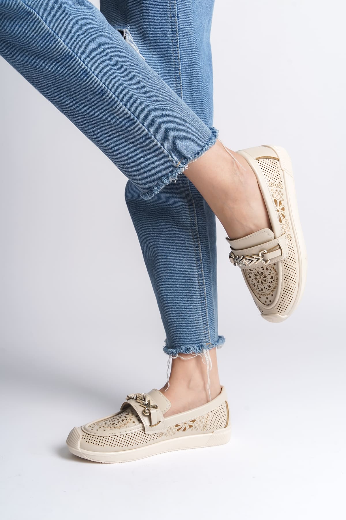 SoftWalk Bağcıksız Ortopedik Rahat Kadın Babet Ayakkabı - Çiçek Desen Krem