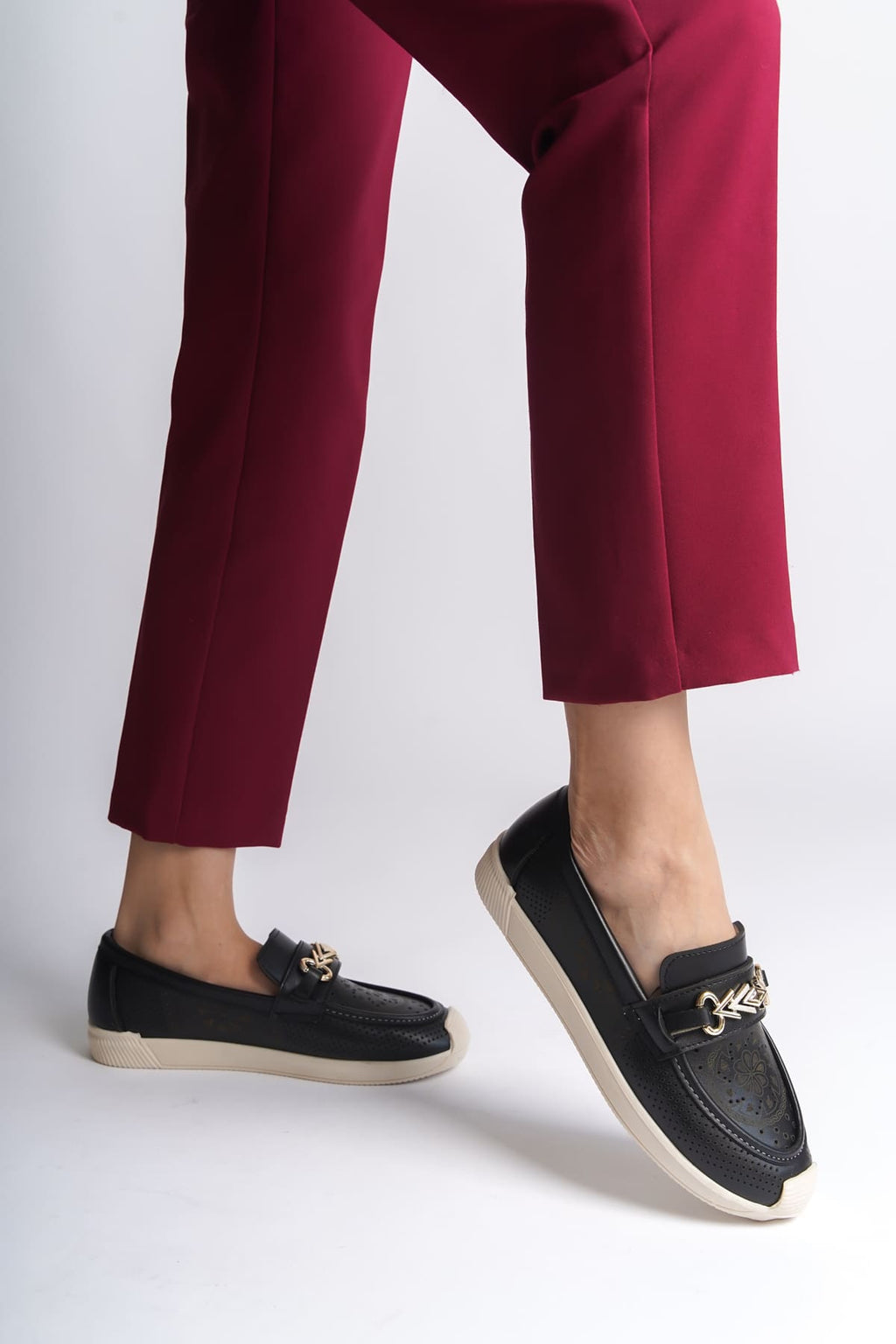 SoftWalk Bağcıksız Ortopedik Rahat Kadın Babet Ayakkabı - Çiçek Desen Siyah