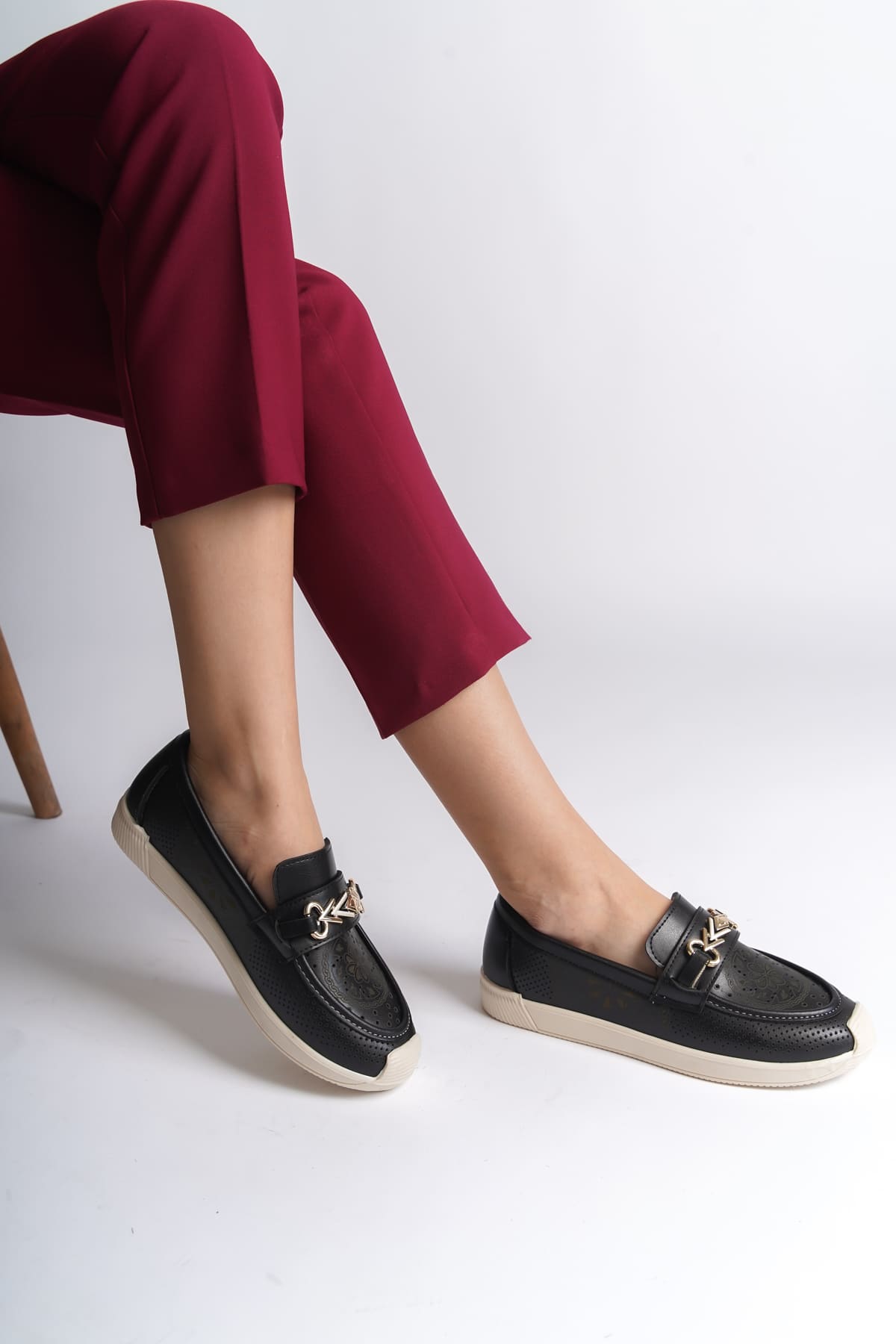 SoftWalk Bağcıksız Ortopedik Rahat Kadın Babet Ayakkabı - Çiçek Desen Siyah