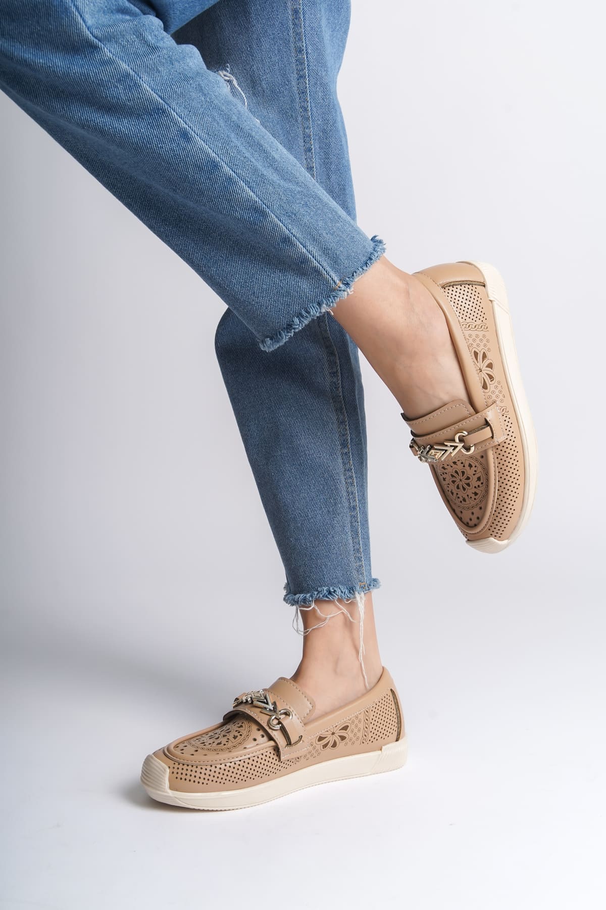 SoftWalk Bağcıksız Ortopedik Rahat Kadın Babet Ayakkabı - Çiçek Desen Ten