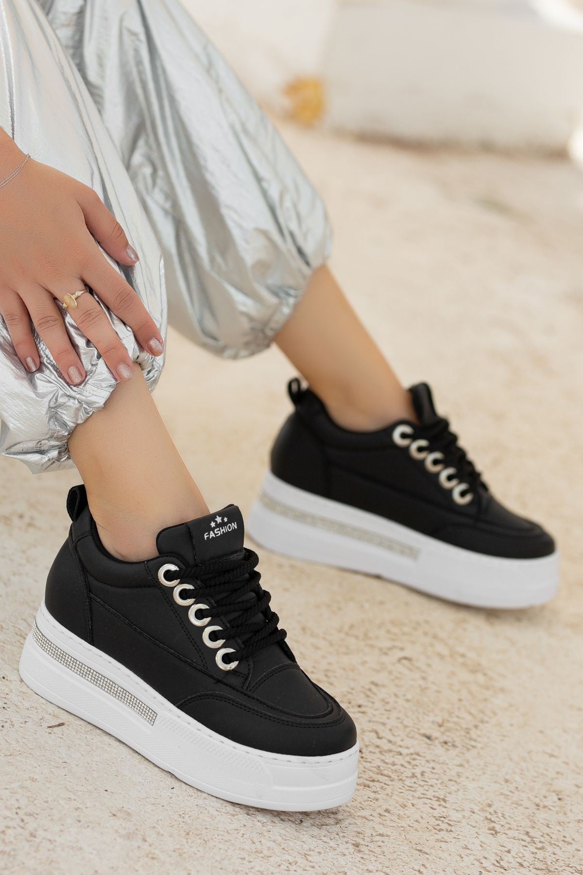 LULU Premium Ortopedik Siyah Beyaz Gizli Topuk Kadın Sneakers