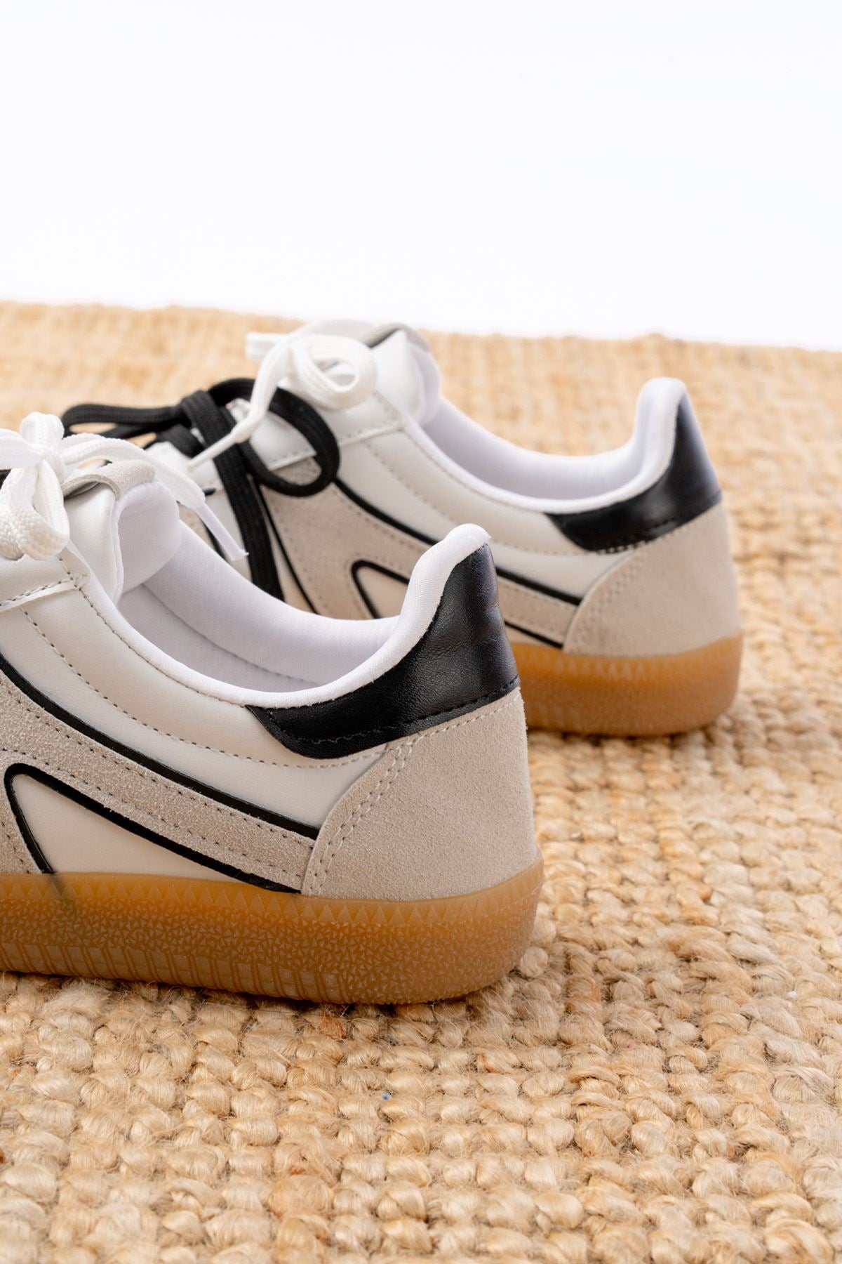 ZRİN-6005 Premium Beyaz Siyah Bağcıklı Termo Taban Günlük Kadın Sneaker