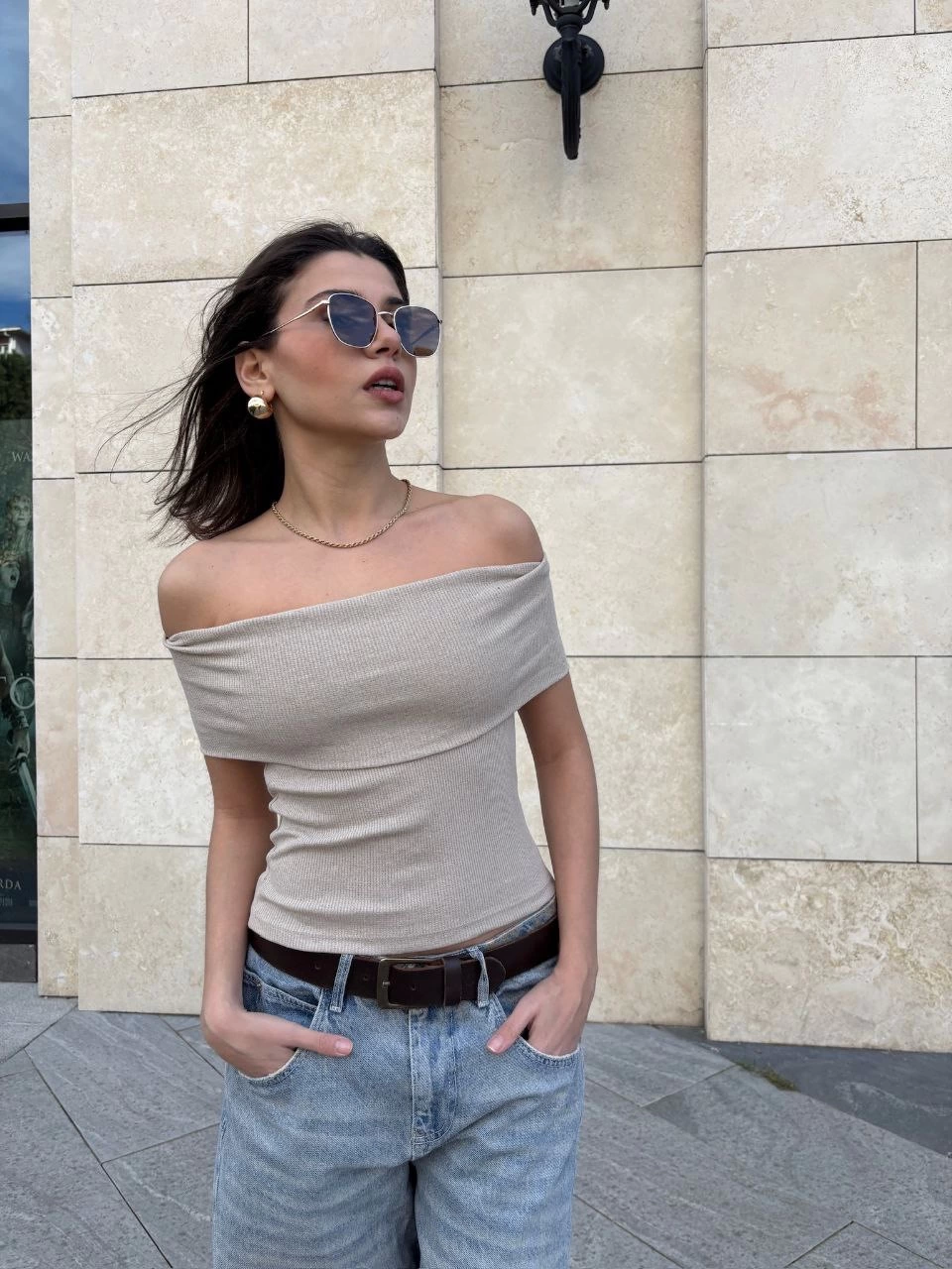Madonna Yaka Sıfır Kol Bluz Bej
