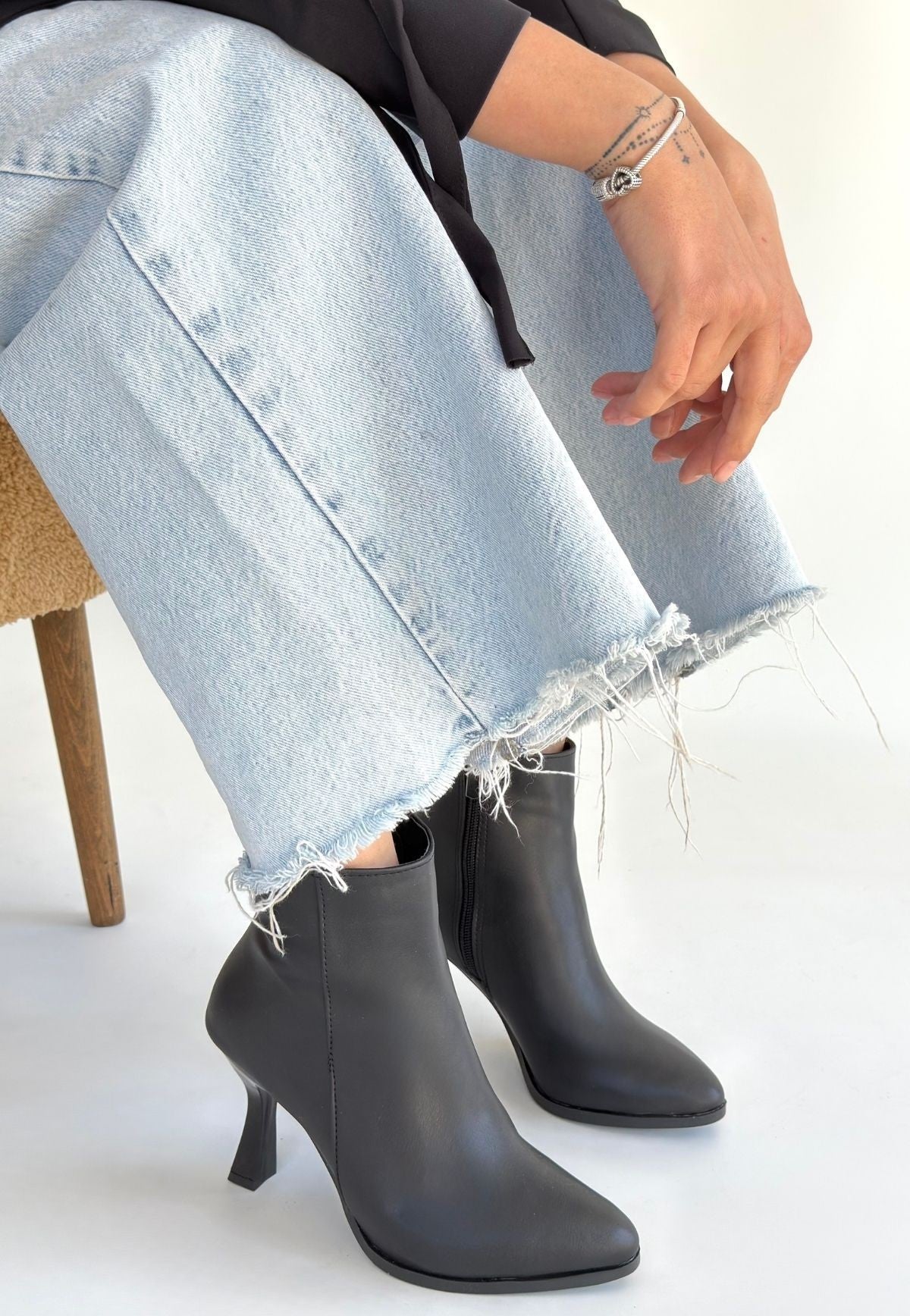 Mişha İnce Topuklu Fermuarlı Siyah Bot