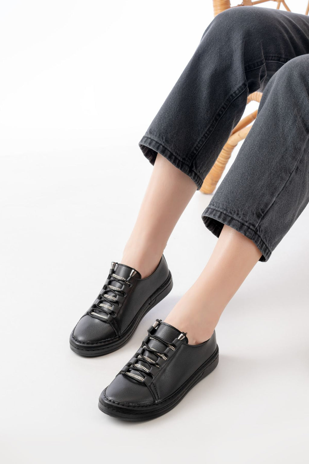 ZRİN-9026 Premium Siyah Bağcıklı Taş Aksesuarlı Kadın Sneaker