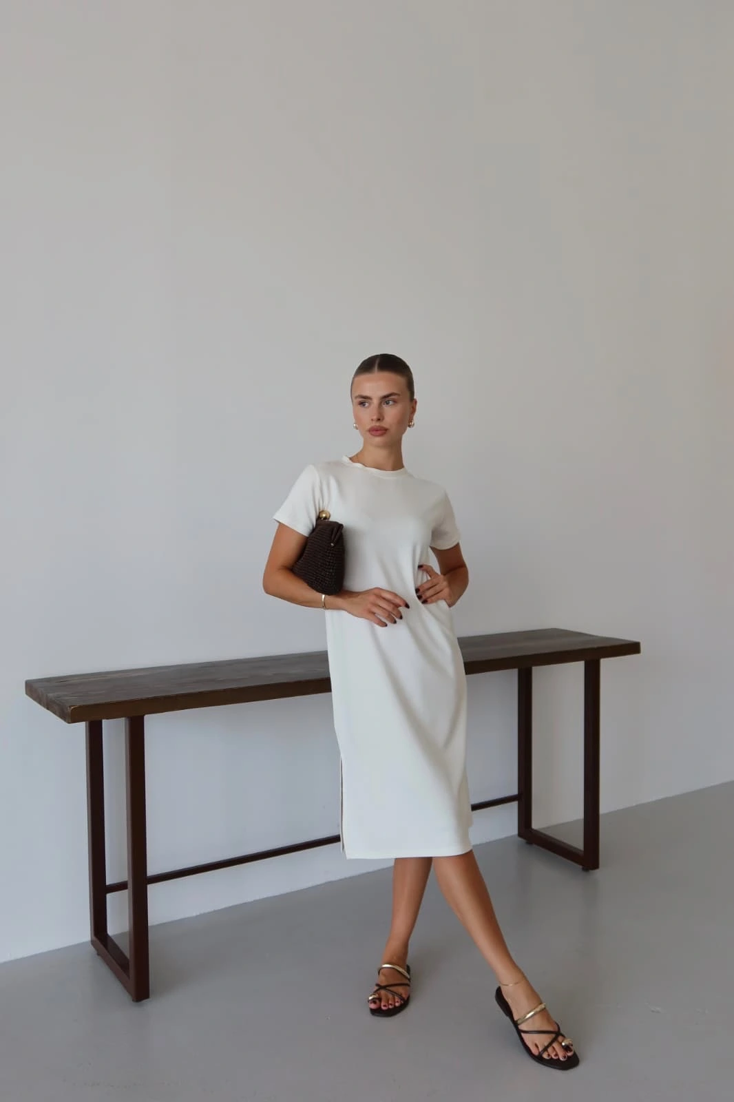 Modal yırtmaçlı elbise beyaz