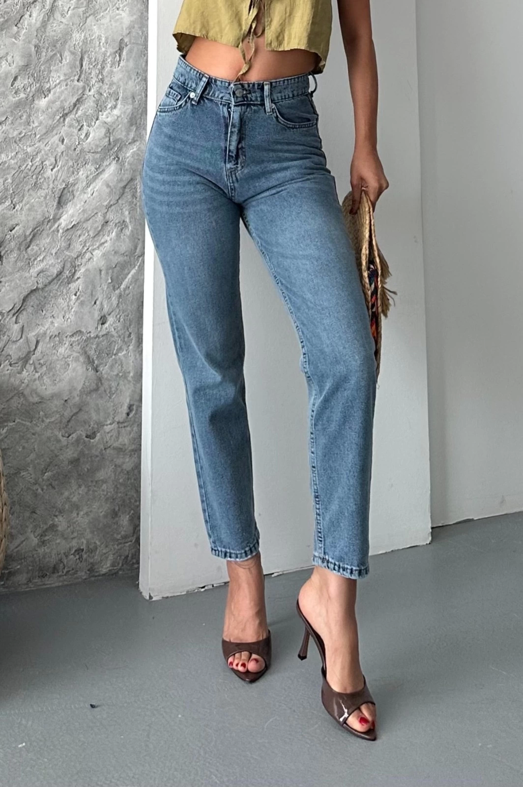 Mom Fit Kar Yıkama Bıyık Detaylı Jeans Pantolon